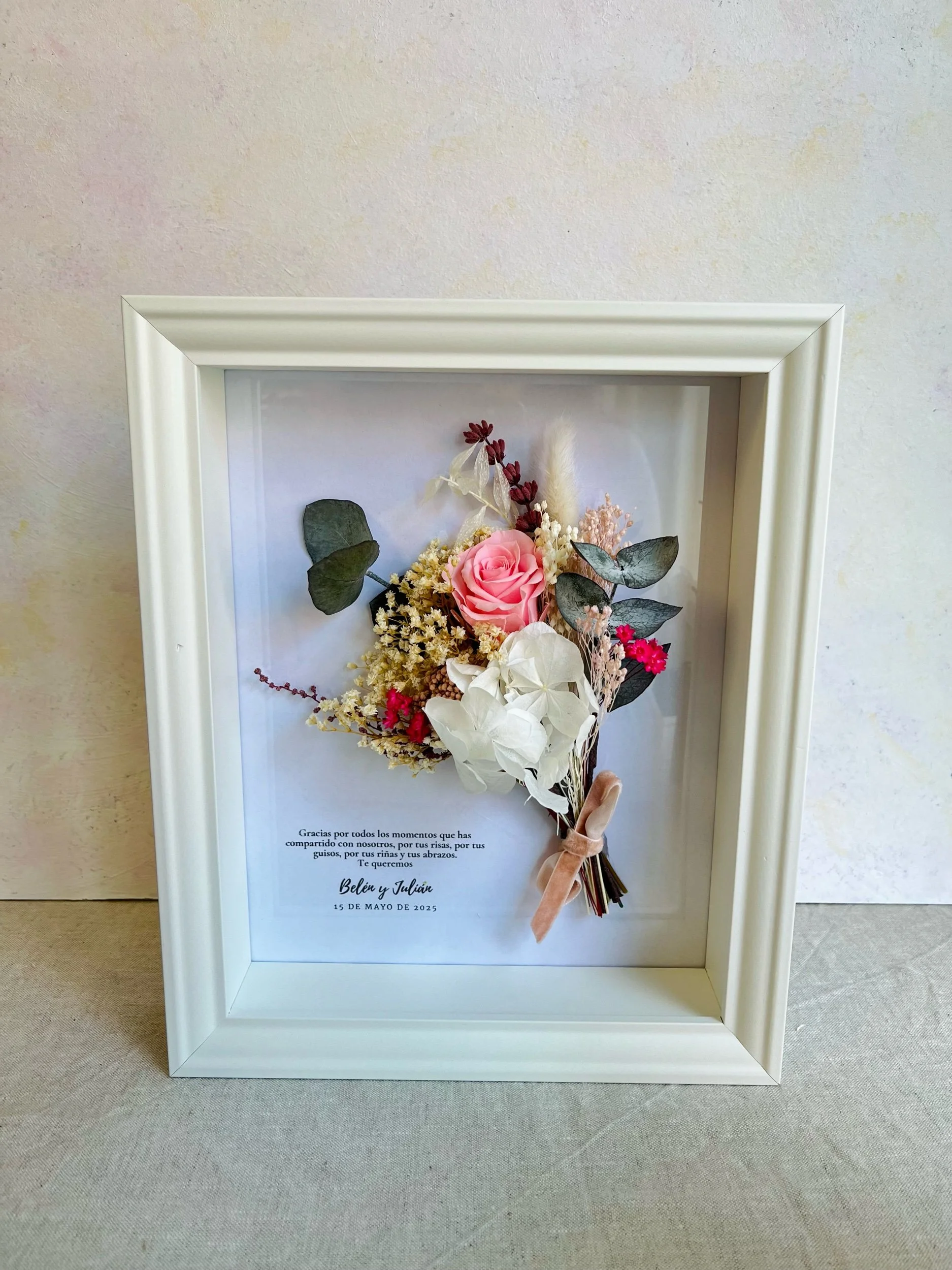marco con mini ramo de flores preservadas para regalar