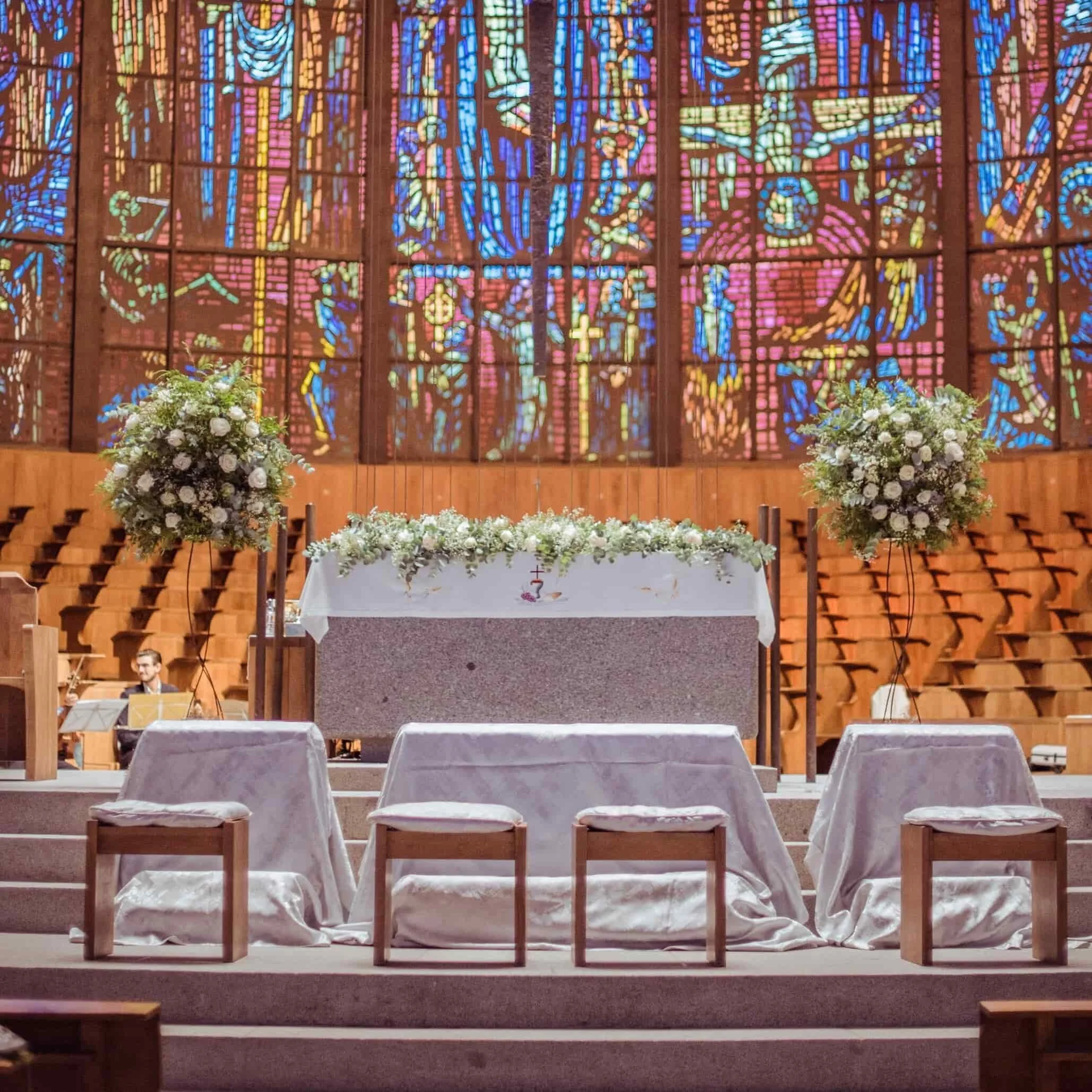  decoración floral para ceremonia religiosa 