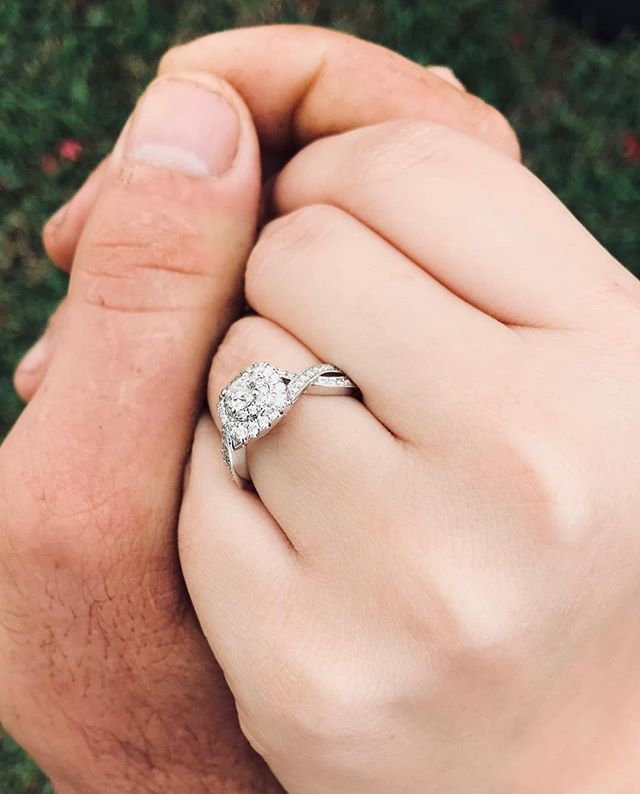 To have and to hold 💍💕
.
.
@kayjewelers 📸@katyezien #NeilLaneJewelry #shesaidyes #loveandmarriage #tohaveandtohold #tropicalweddings #hisandhers