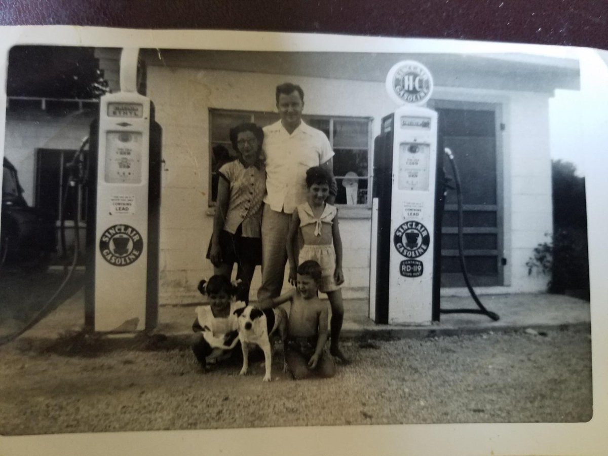 1940s Sinclair Gas Station