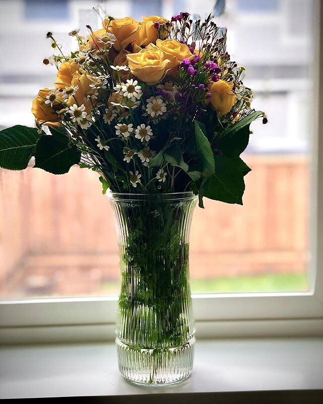 🌼 spring blooms for Gigi&rsquo;s b-day 🌸

Spray roses, chamomile &amp; wax flower from Trader Joe&rsquo;s - they have such a good floral dept! Can&rsquo;t wait to go back for my next arrangement #florals #spring #yellow #floraldesign #floralarrange