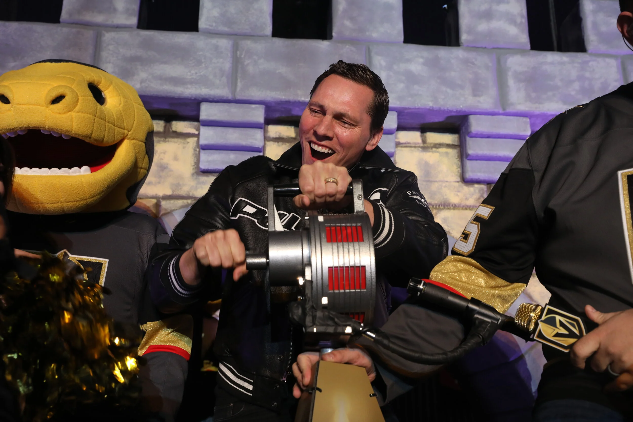 Tiesto Rings The Siren Before Game Against Kings