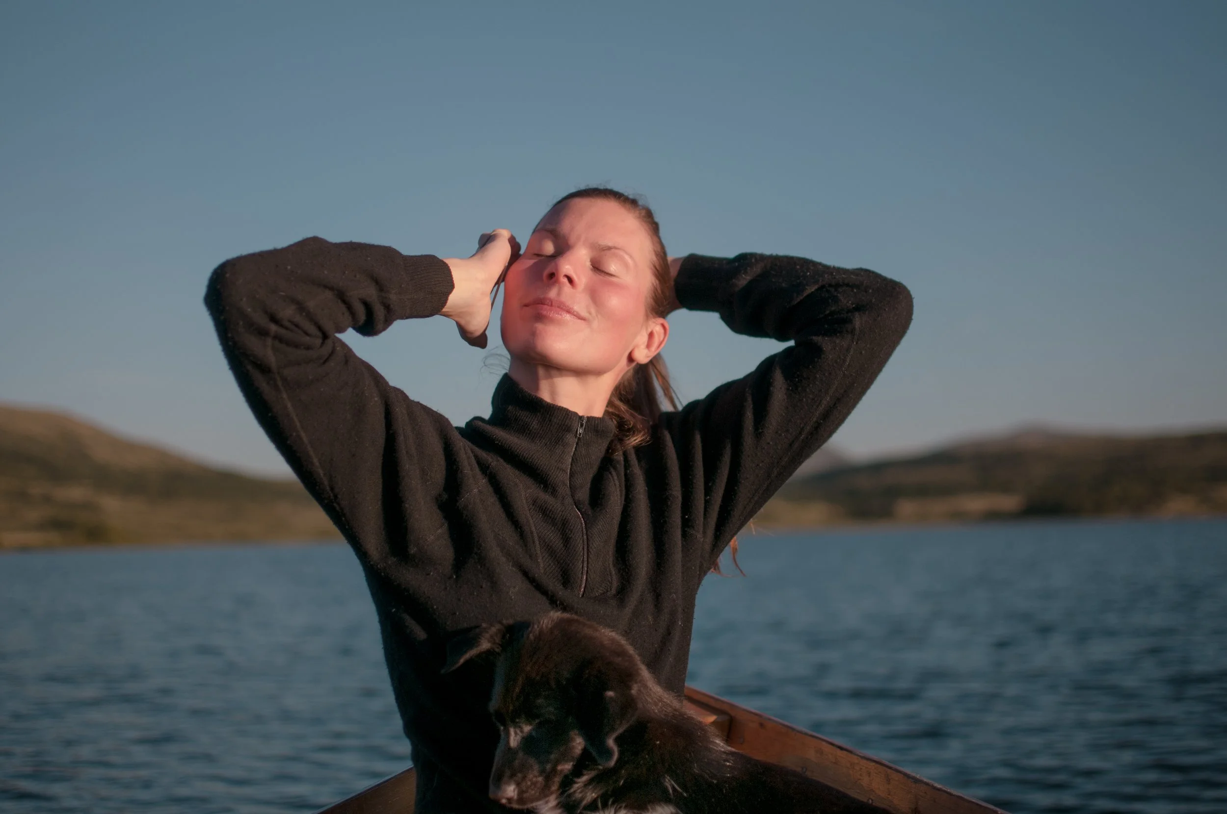  Hedmark, August 2012. Sigrid Ekran har byttet en valp med sledebygger Emil. Lille Lily ble den nyankomne p Fram Kennel p S¿lve. Handlere Amund og Even er begeistret for den nyankomne. Etterp reiser hun til B¿rsj¿en med Erlend, Eirik, Dave og meg 