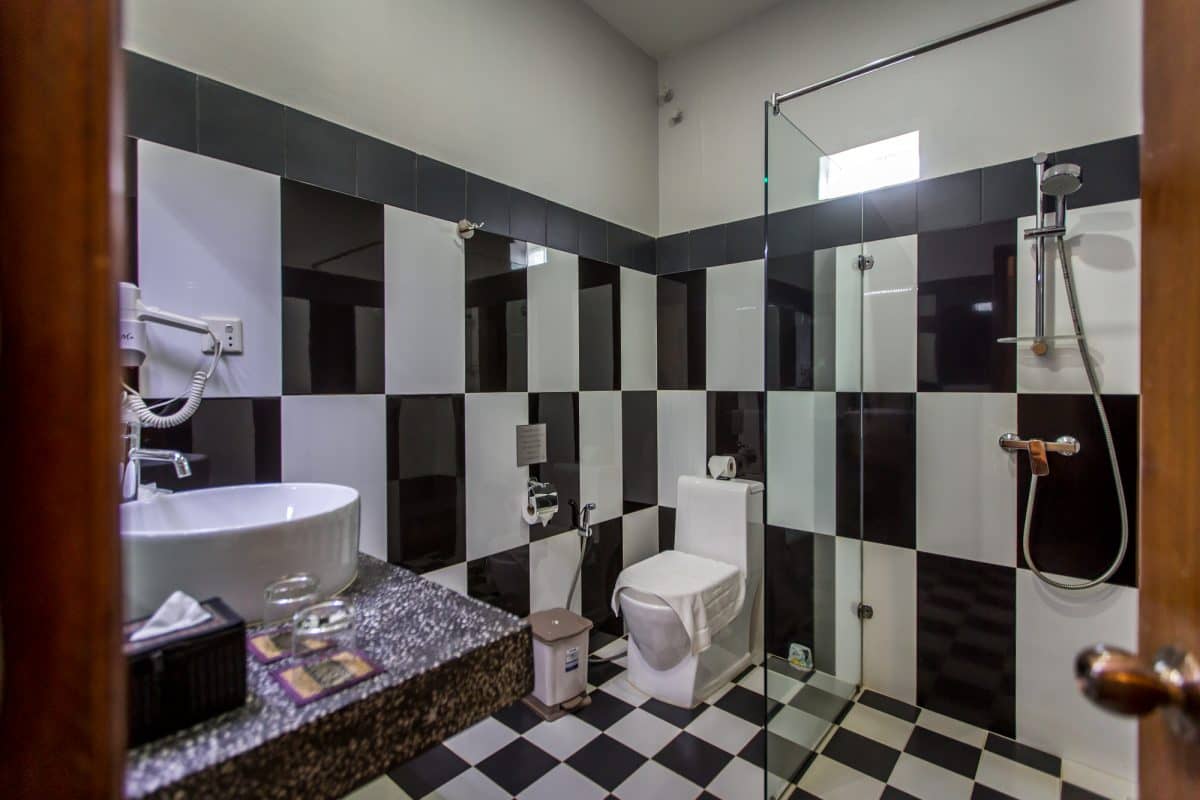 Deluxe Twin Bathroom.jpg