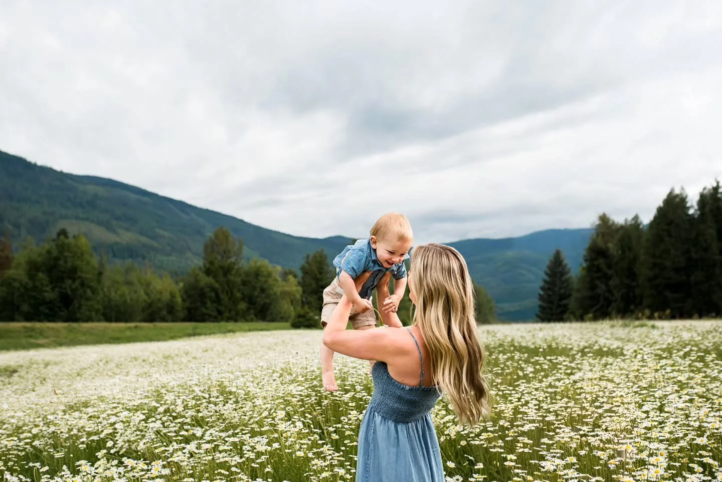 🌼 They're here... Daisy Field Micro Sessions! 🌼

For just a short time each summer, these beautiful daisies transform this field into something that feels almost magical. Golden sunsets, mountain views, and thousands of blooms create the perfect ba