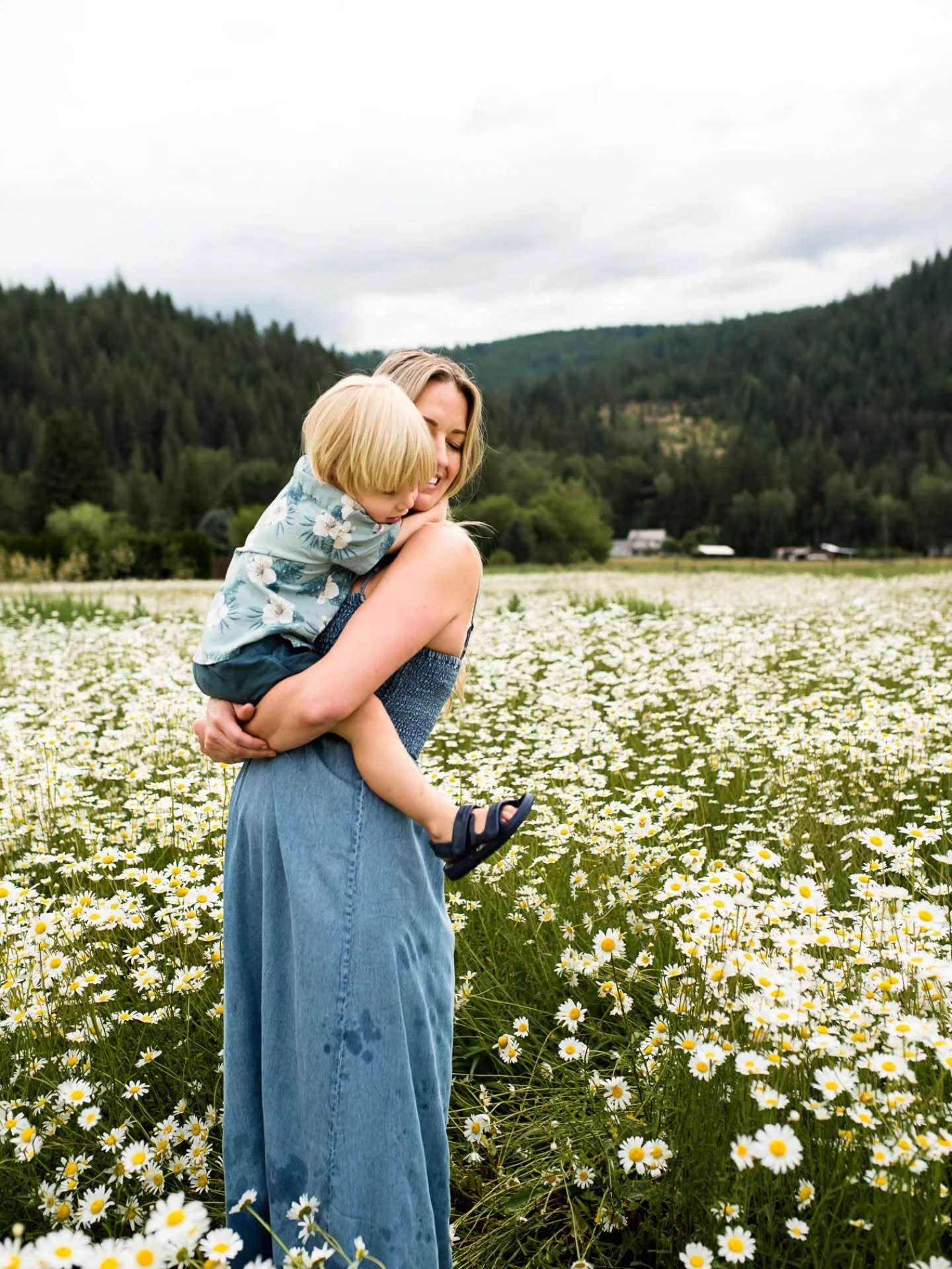 I can't stop smiling after this mornings session 💕

This field won't be in bloom for long... and I have an idea 😉

#ShuswapLife #shuswaplake #SalmonArmPhotographer #shuswapfamilyphotographer