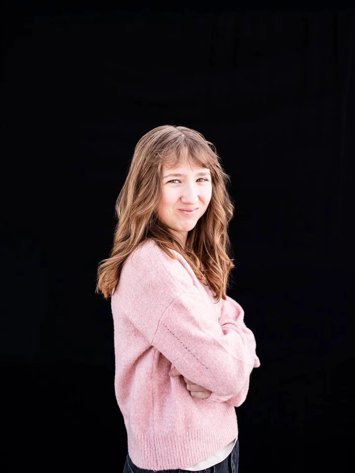 School photos are THIS WEEK! 📸

I have some spots still available for Friday &amp; Saturday, October 2 &amp; 3.

If you've been putting off booking school photos, consider this your little reminder. 😉

Simple black or white backgrounds, individual 