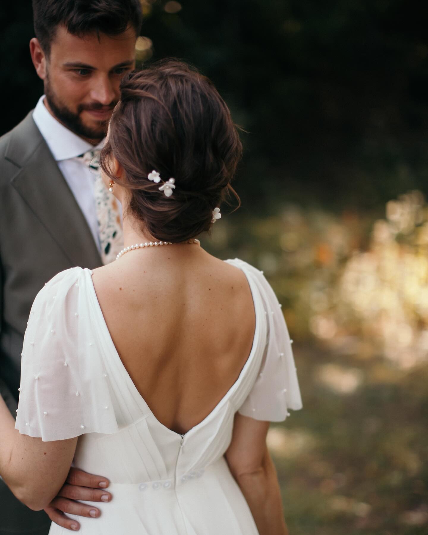 I revisit this wedding gallery all the time.  The picture perfect backdrop, the blushing bride, the beautiful blooms.  Every moment better than the last. 

Images &bull; @cassierosch 
Coordination &bull; @mrfergu1 with @copper.feather.events 
Blooms 