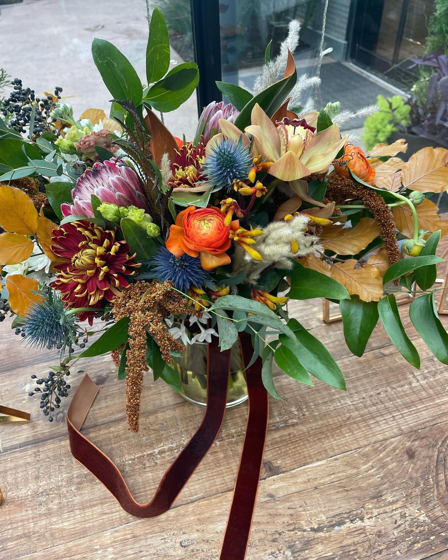 I am absolutely obsessed with the bridal bouquet @florabyjamae made for @baileysteggs today!  It&rsquo;s a show stopper!
