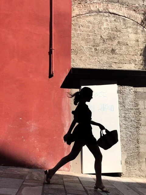 It was a beautiful summer afternoon. This young woman appeared. She seemed happy. His step was lively and light. I thought she was going to a date.