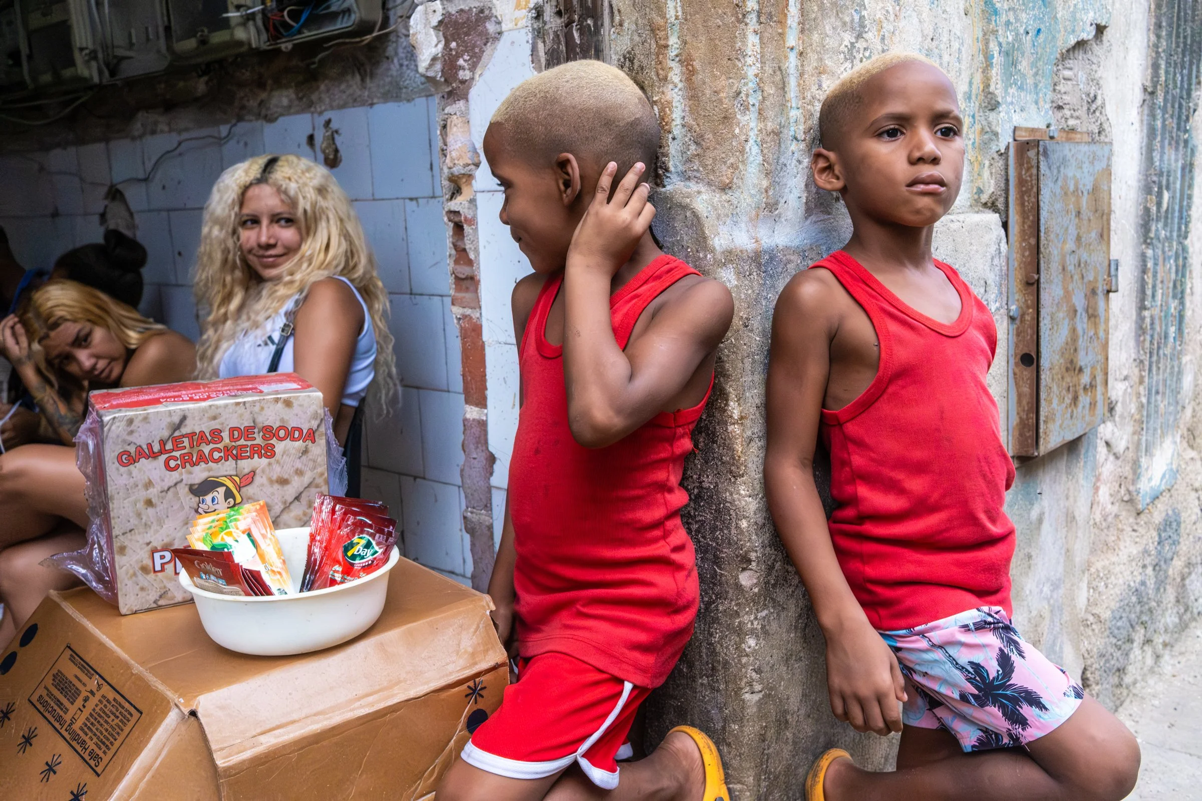 A Twin Gaze at the Pas