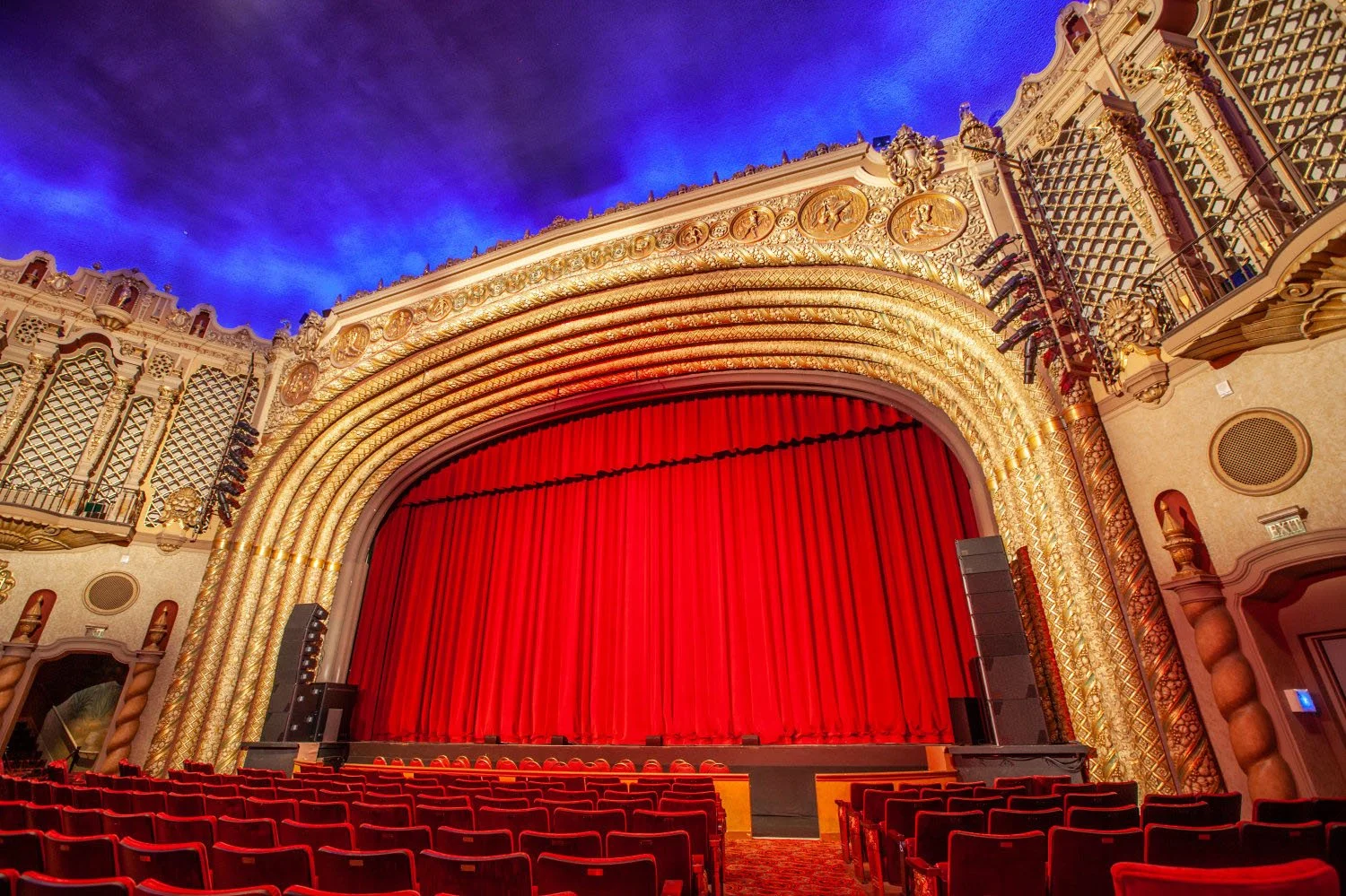 Auditorium_from_House_Right_Aisle_Closeup.jpg