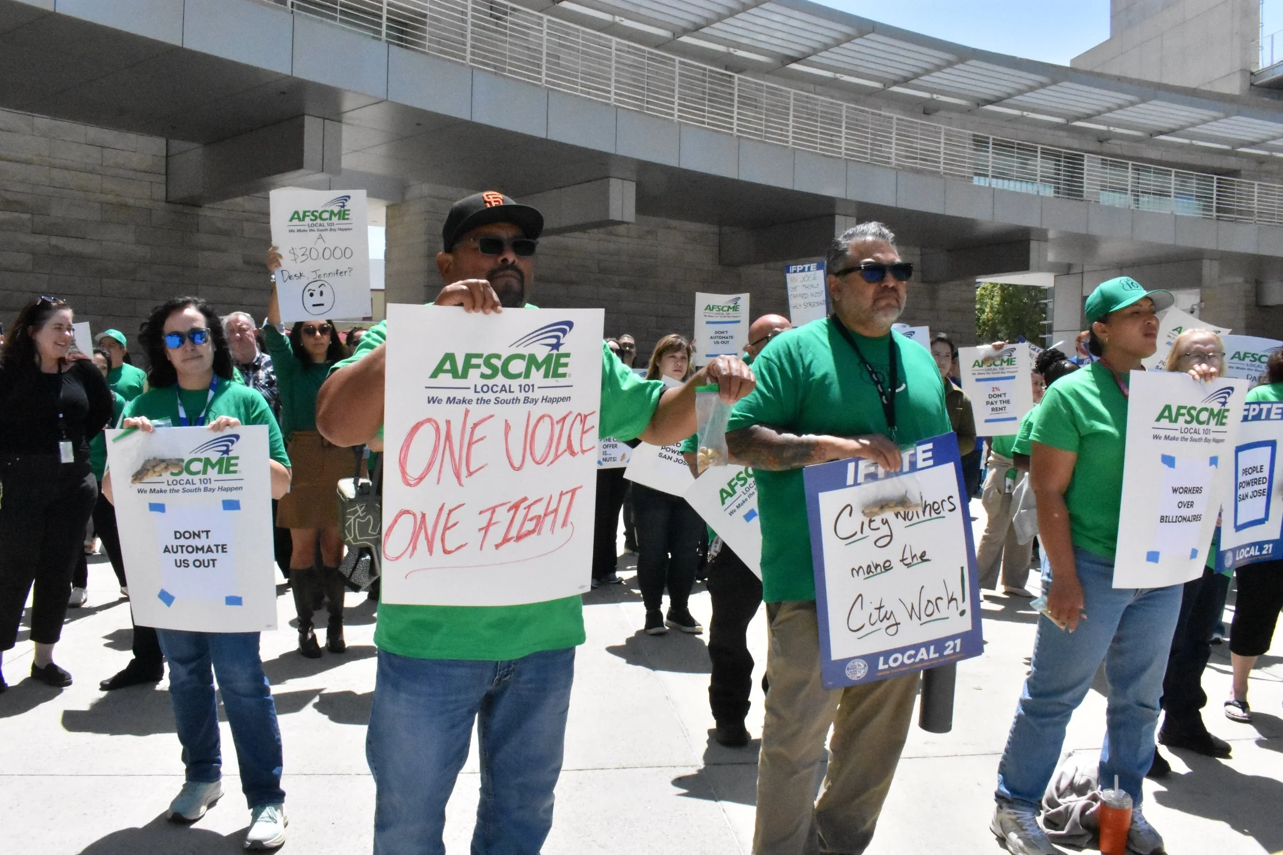 San Jos&eacute; city workers showed up strong at City Hall today. Hundreds rallied and delivered a petition signed by more than 1,400 workers demanding the City invest in the public services our communities rely on, ensure AI is implemented responsib