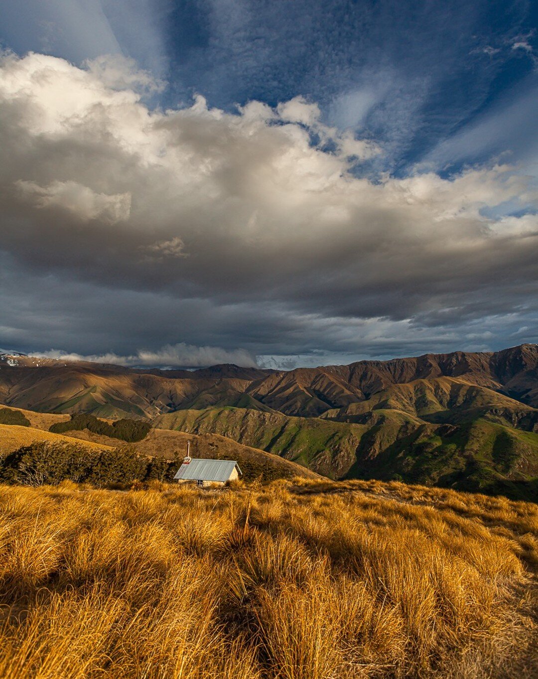 Great weekend staying here in the Sod Hut, Garston, Southland, NZ. Stay overnight in this stunning location, then hike or bike around the trails. Book in with Tom at Welcome Rock Trails...

@welcomerocknz
#biketrail #overnight #otago #hut #tussock #s