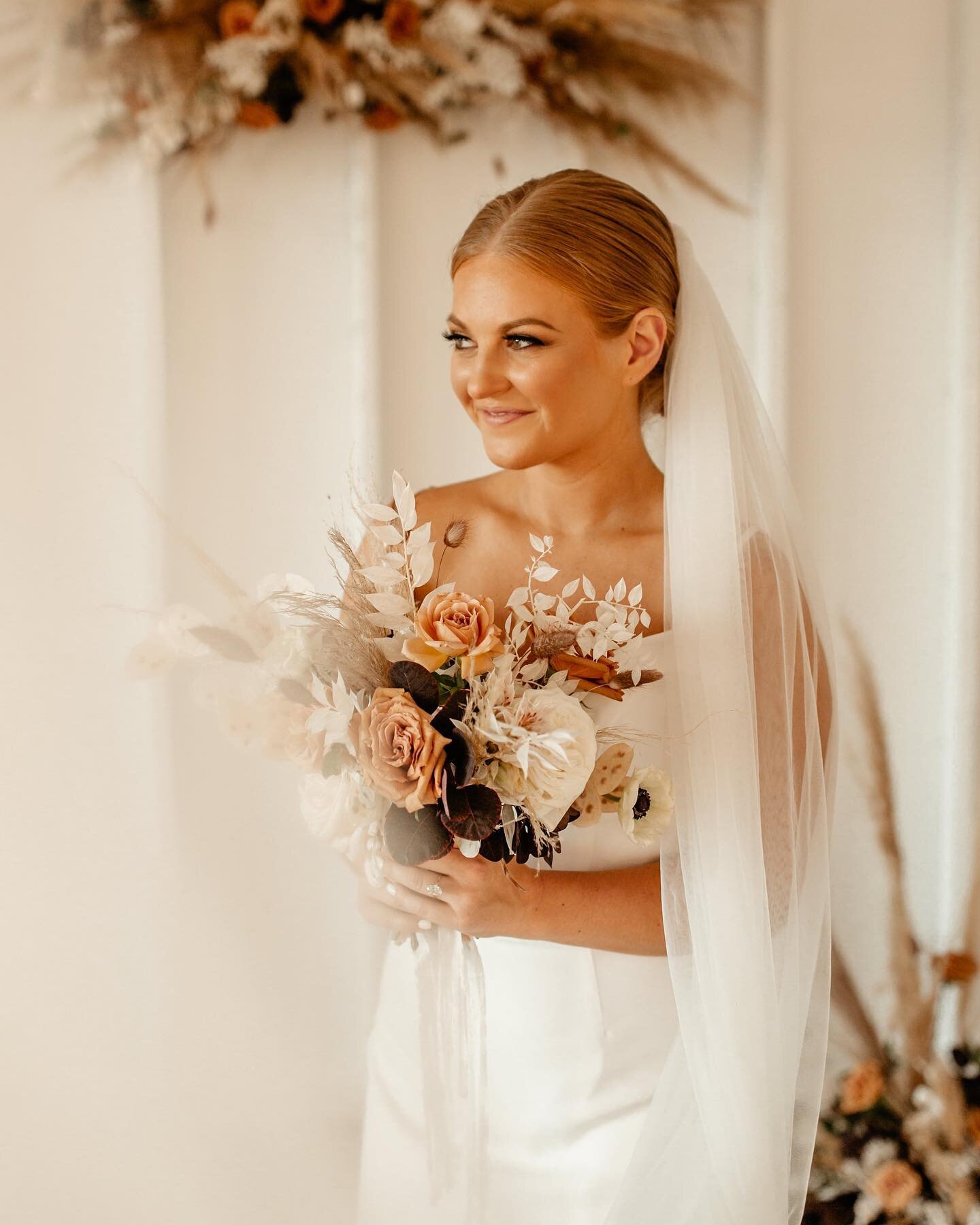 Do you prefer a summer, fall or spring wedding?

Each season is SO different. From colors, to florals, even food. Here are some tips to figure out when you should have yours 🥂

- figure out your favorite season! Do you like the summer heat in TN or 