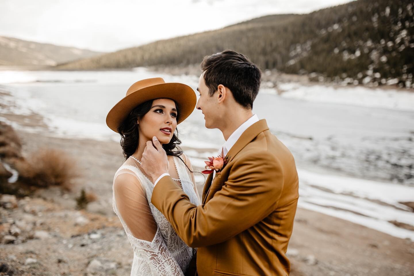 It is MY birthday today - but I am the one in the giving spirit! 🎁🎂
⠀
This one is for all of my couples who are engaged and ready to plan. that. wedding.
⠀
Whether you are set on a huge celebration, a quaint and romantic ceremony, or a destination 