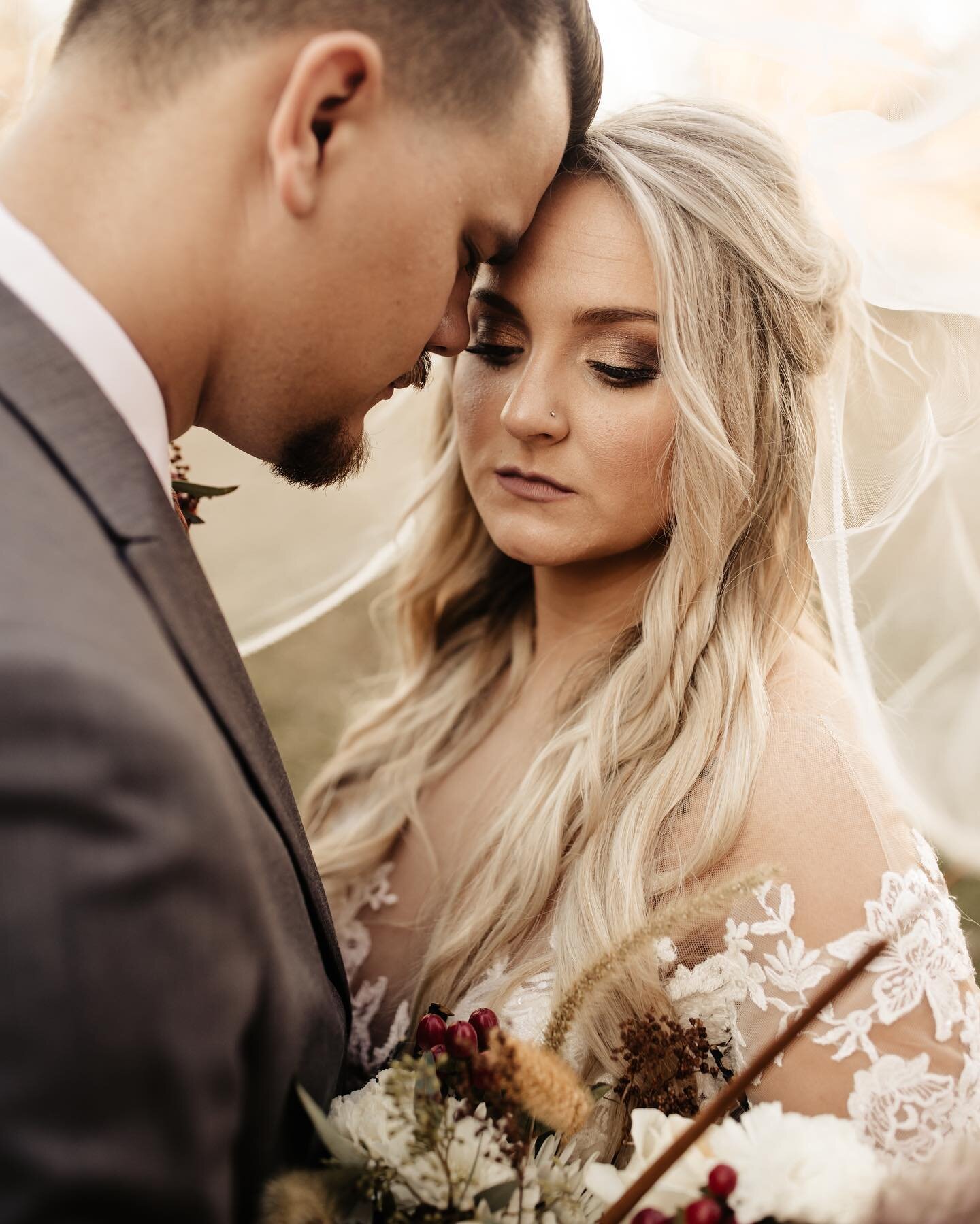What do you love about a summer wedding vs a fall wedding? 

For me, it&rsquo;s the colors 😍

From the bouquet to all the decor and statement pieces. Fall weddings are to DIE for.

If you&rsquo;re having a fall wedding in 2022, LET ME KNOW 👏🏻😍

.