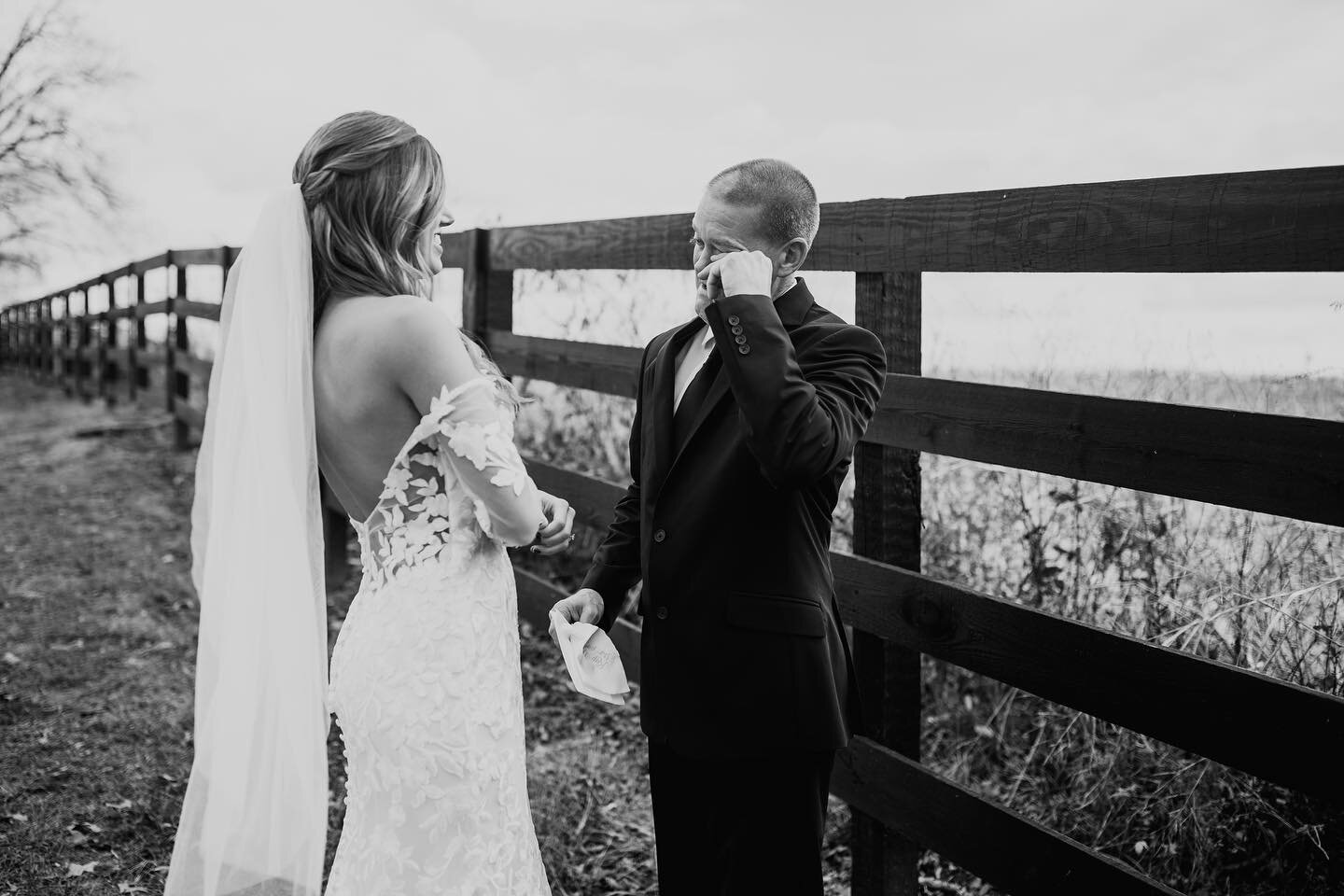This is your sign to do a private first look (+ vow reading) with your soon to be hubby, dad, mom, brother, whoever 🖤

Pros: 
&bull; privacy to react however you want to 
&bull; there&rsquo;s no pressure to cry or get sentimental, they&rsquo;re all 