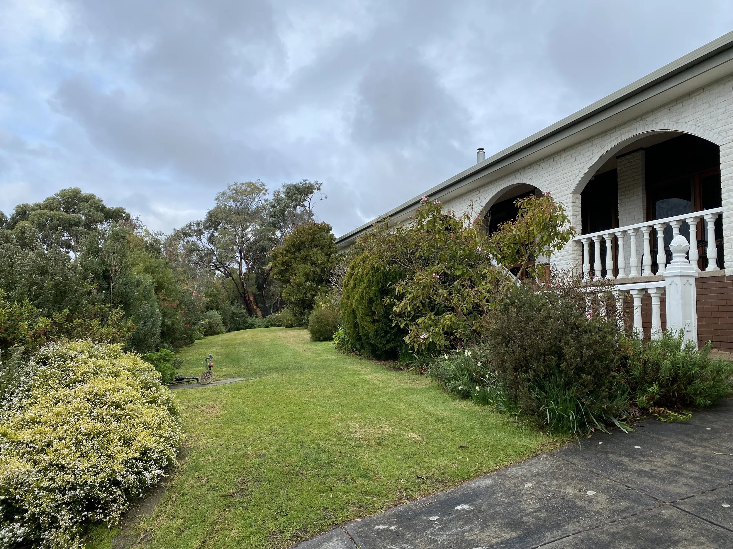 Dromana renovation before image of arched facade with balustrade nicknamed the Pizza Hut On The Hill