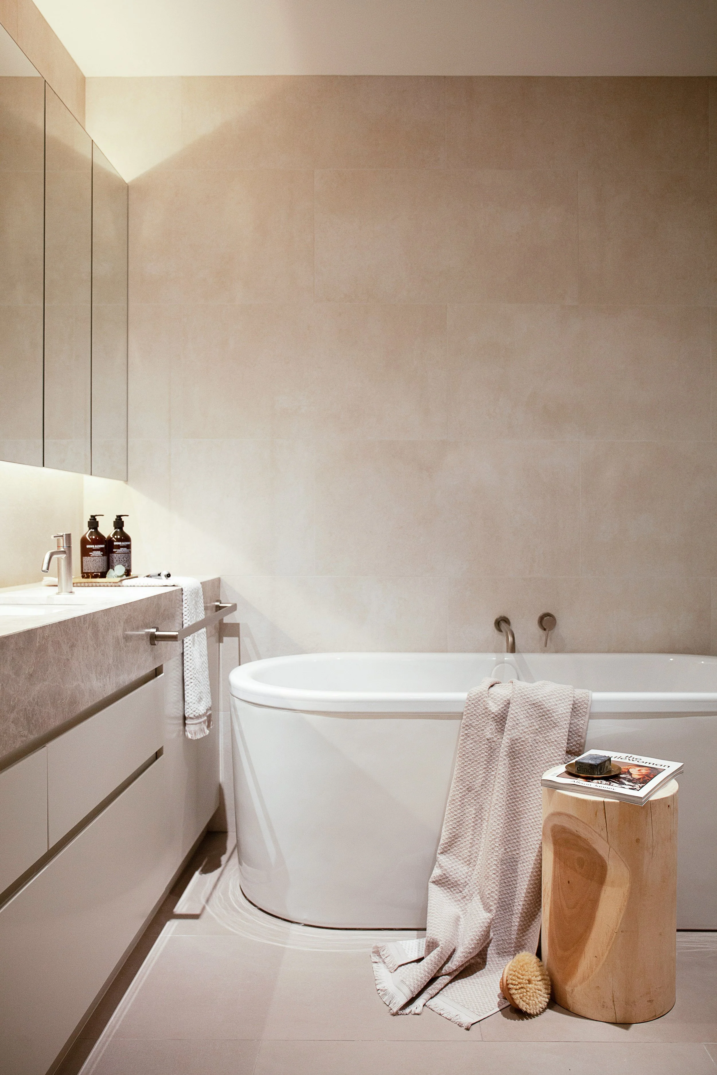 walmer-apartments-display-apartment-ensuite-bathroom-bathtub.jpg