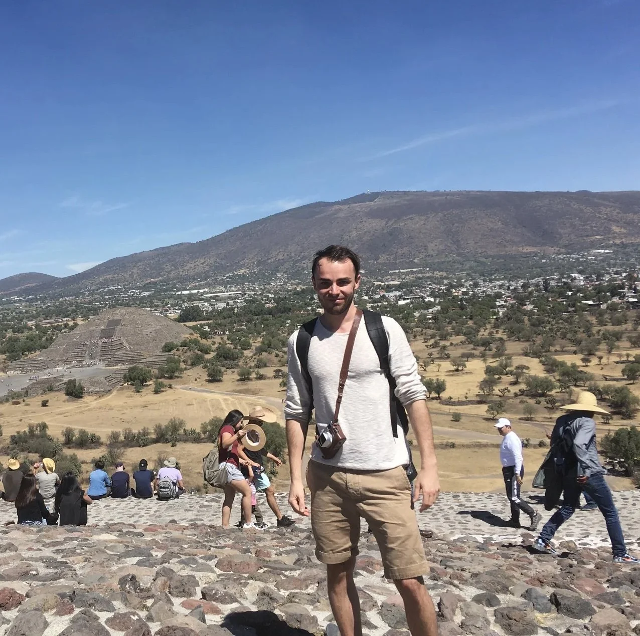 Au sommet de la pyramide du Soleil, avec vu sur la pyramide de la Lune. 