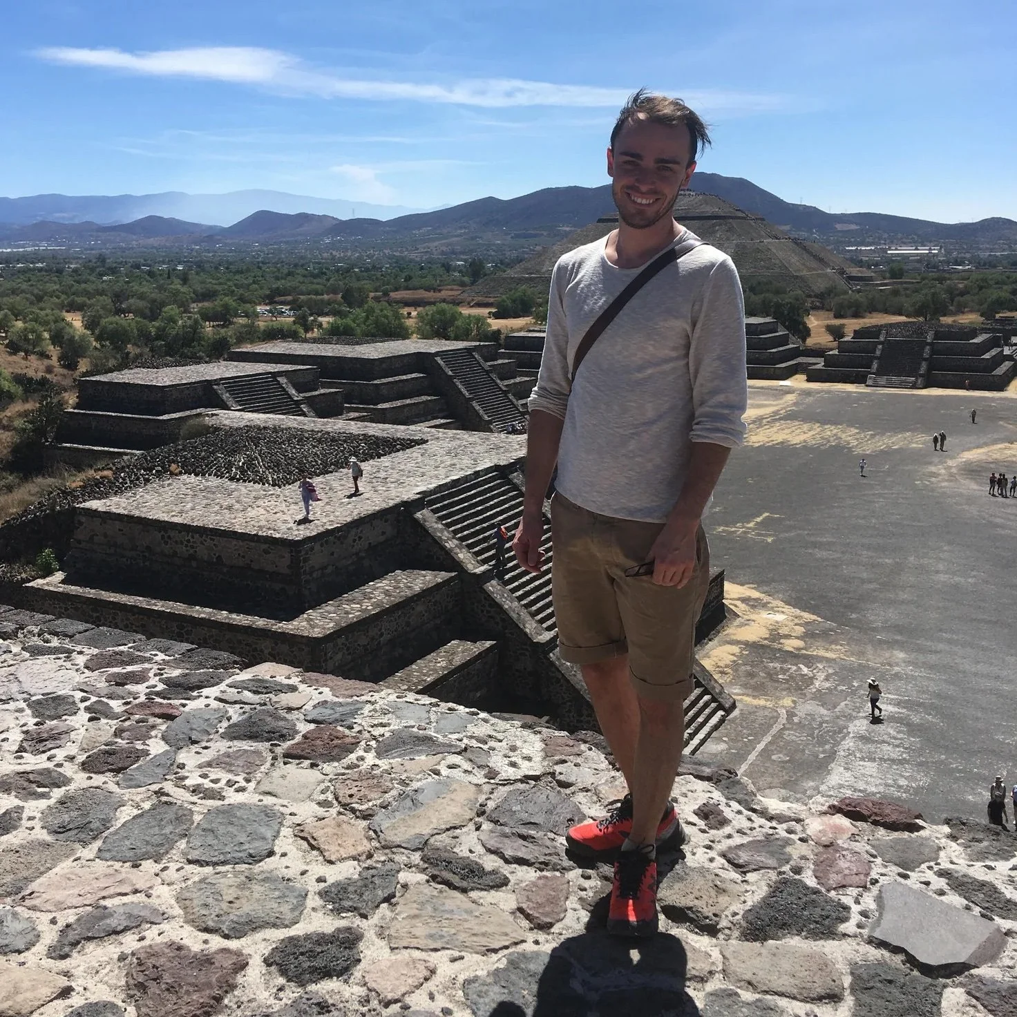  Au sommet de la pyramide de la Lune, avec une vue sur le site archéologique. 
