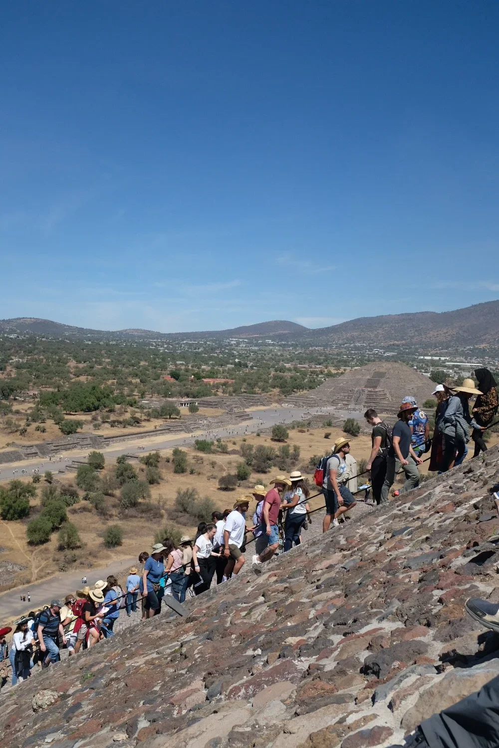  Afflux touristique pour monter et redescendre les marches de la pyramide du Soleil. 