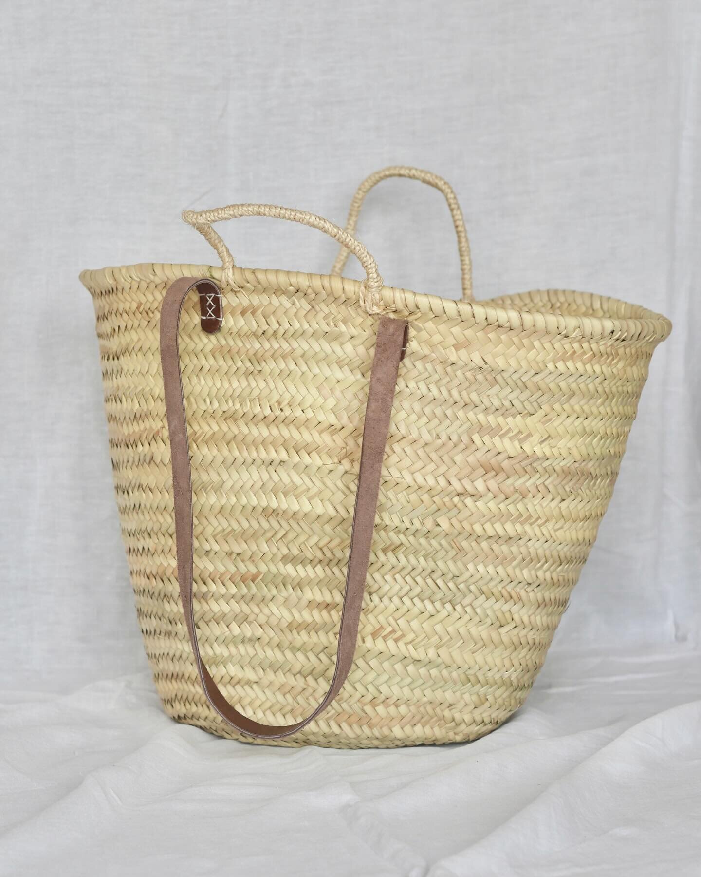 our large beach basket 🌾 perfect for long days on the beach or just a short trip to the shops 🧺