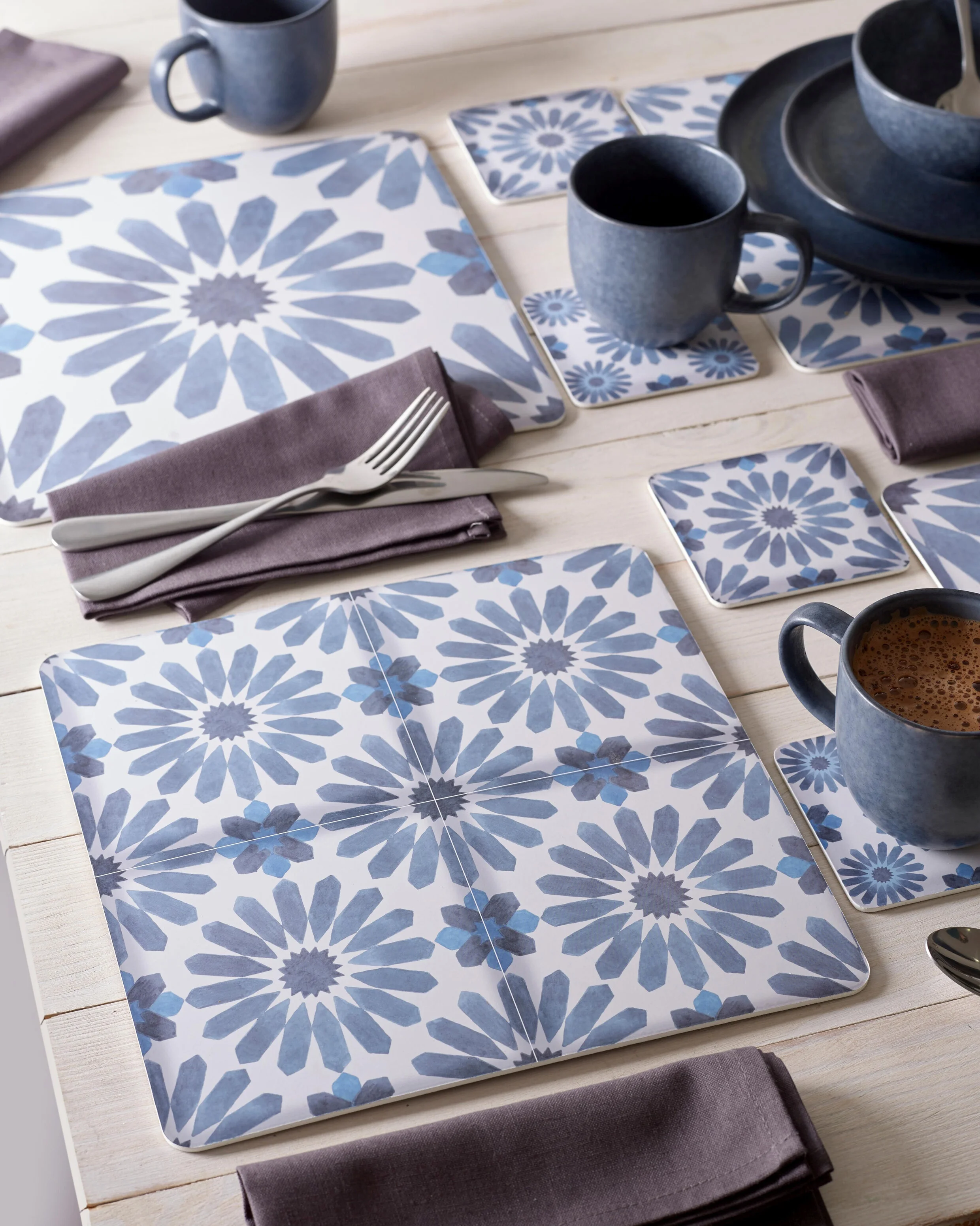 1. 4 Tile Print Placemats And Coasters Set €18, 