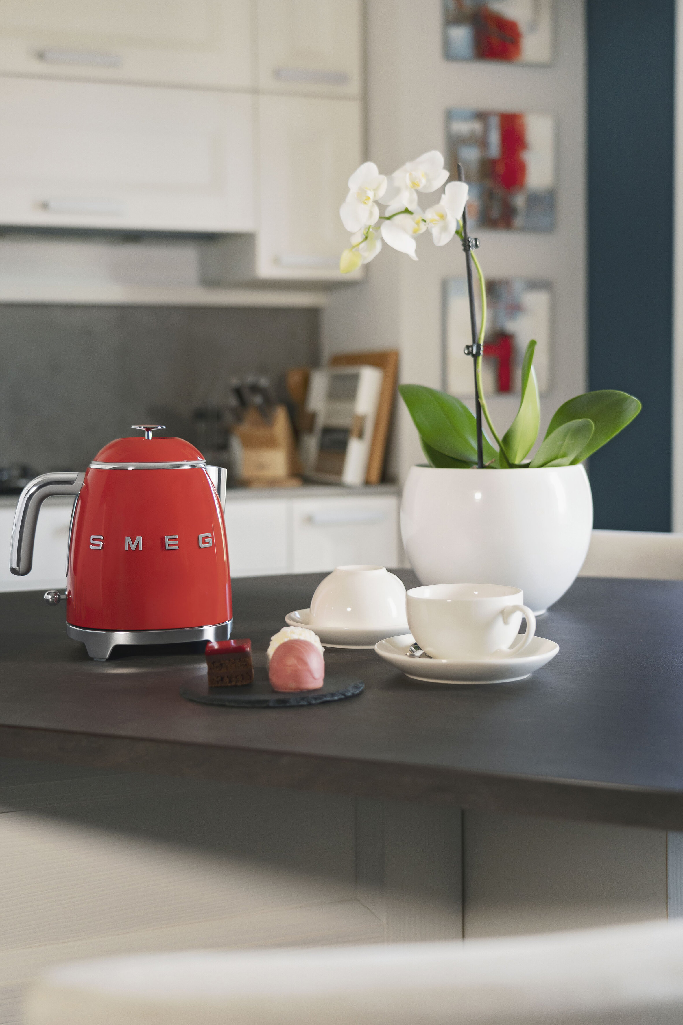 11. SMEG Mini Kettle Red €129,