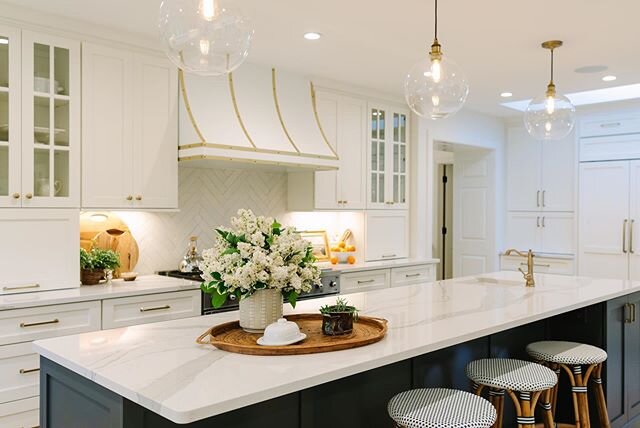 Happy Friday! A couple more shots of this incredible kitchen I had the privilege of working on with @mwconstruction &amp; @daniellewalther. 
Coming soon - more talk (and photos!) of some of our favorite details in this beautiful space. 📸 Photo credi