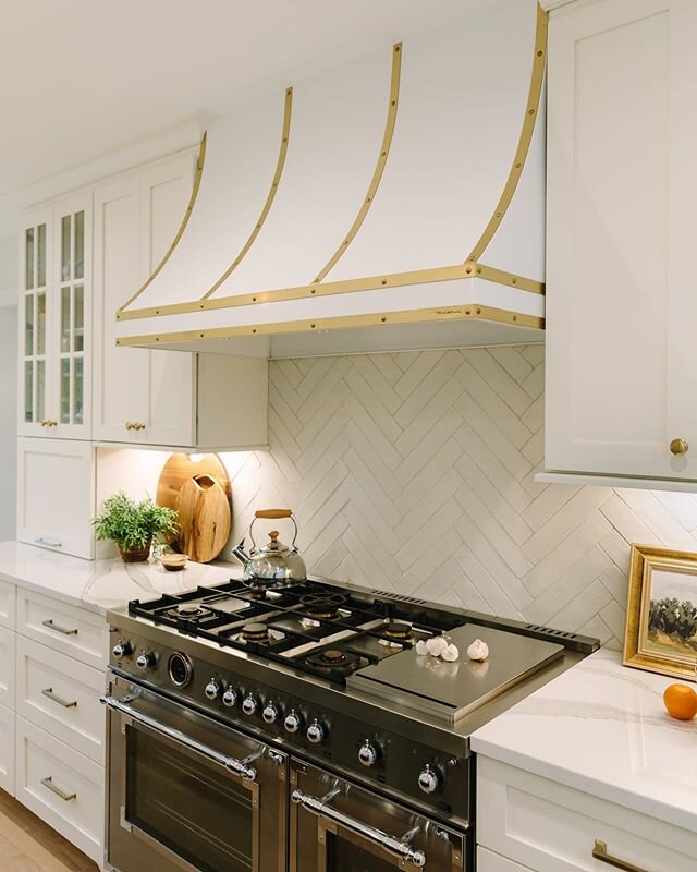 There are so many choices these days for kitchen appliances it can be hard to choose. We just LOVE the hood in this kitchen. How cool that you can take safety and make it fashion? Definitely a wow factor. @mwconstruction @daniellewalther 
Photo credi