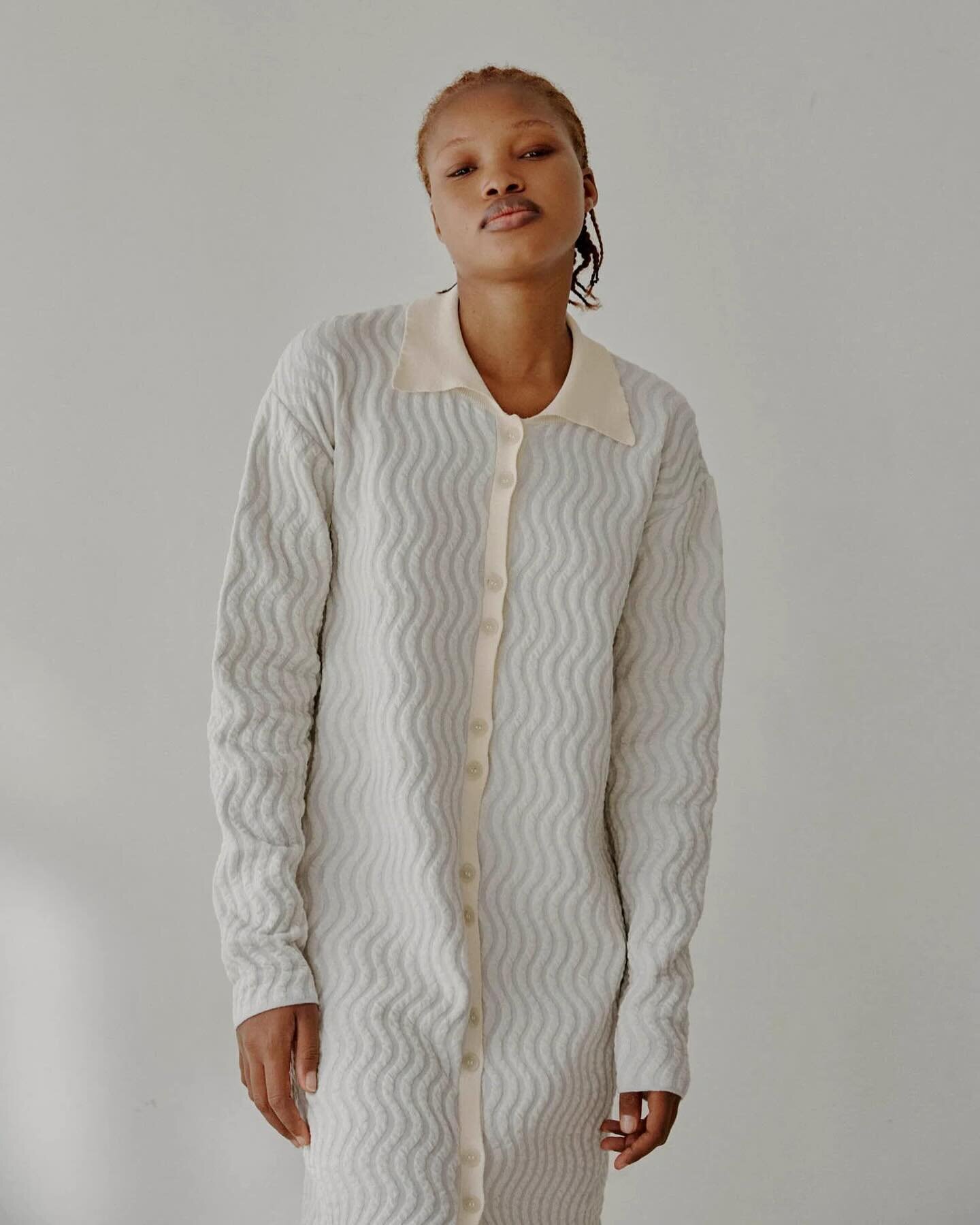 The perfect piece for the beginning of spring 🌱🤍〰️

Crafted in a wavy textured two-tone jacquard. The Kosen dress is versatile and perfect to be layered or worn on its own either as a dress or a cardigan.

#sildotence #sustainablefashion #sustainab