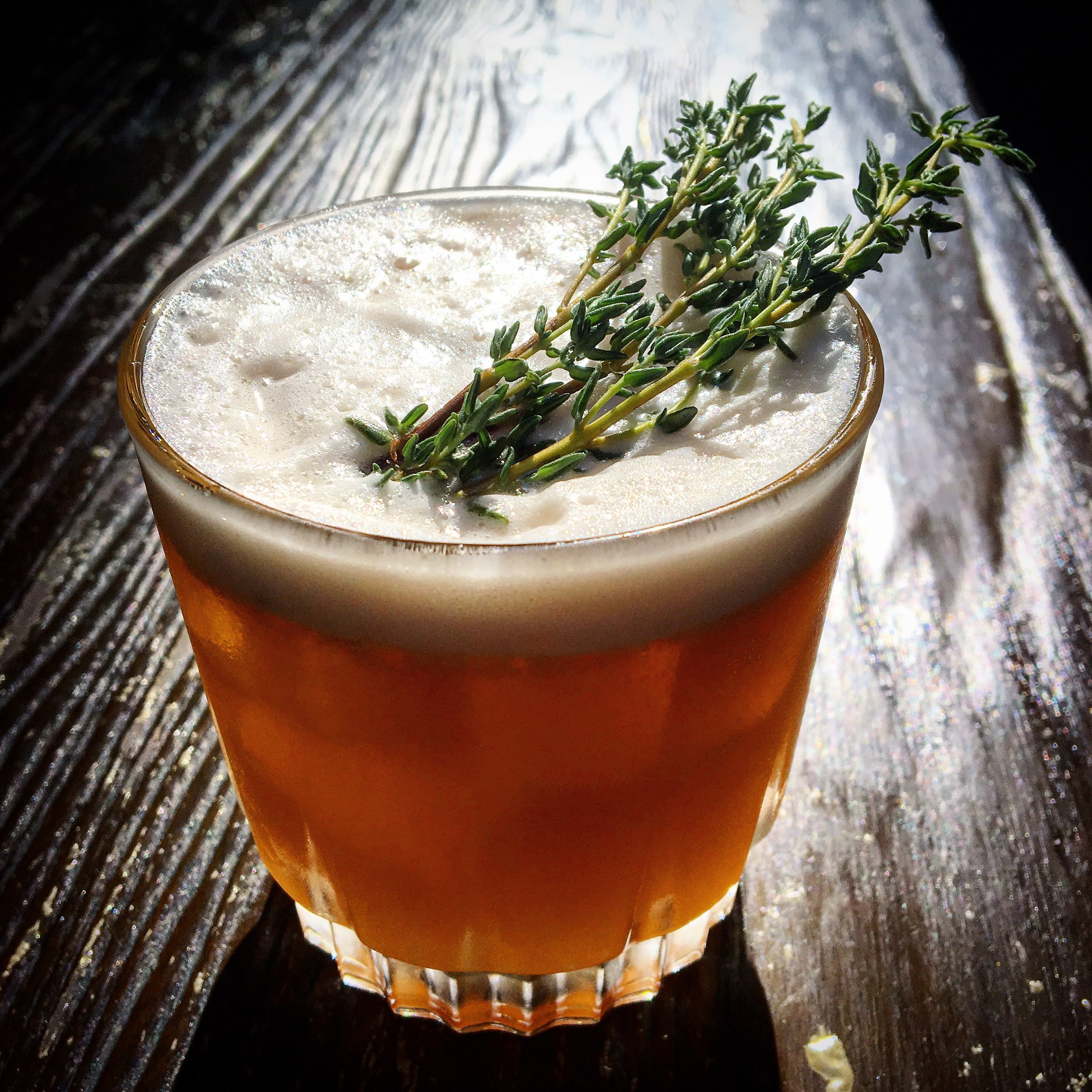   Ginebra y Jugo     Gin Mare, Bodegas El Maestro Sierra Oloroso, orange, pink grapefruit, Peychaud's Bitters, egg white &amp; thyme  