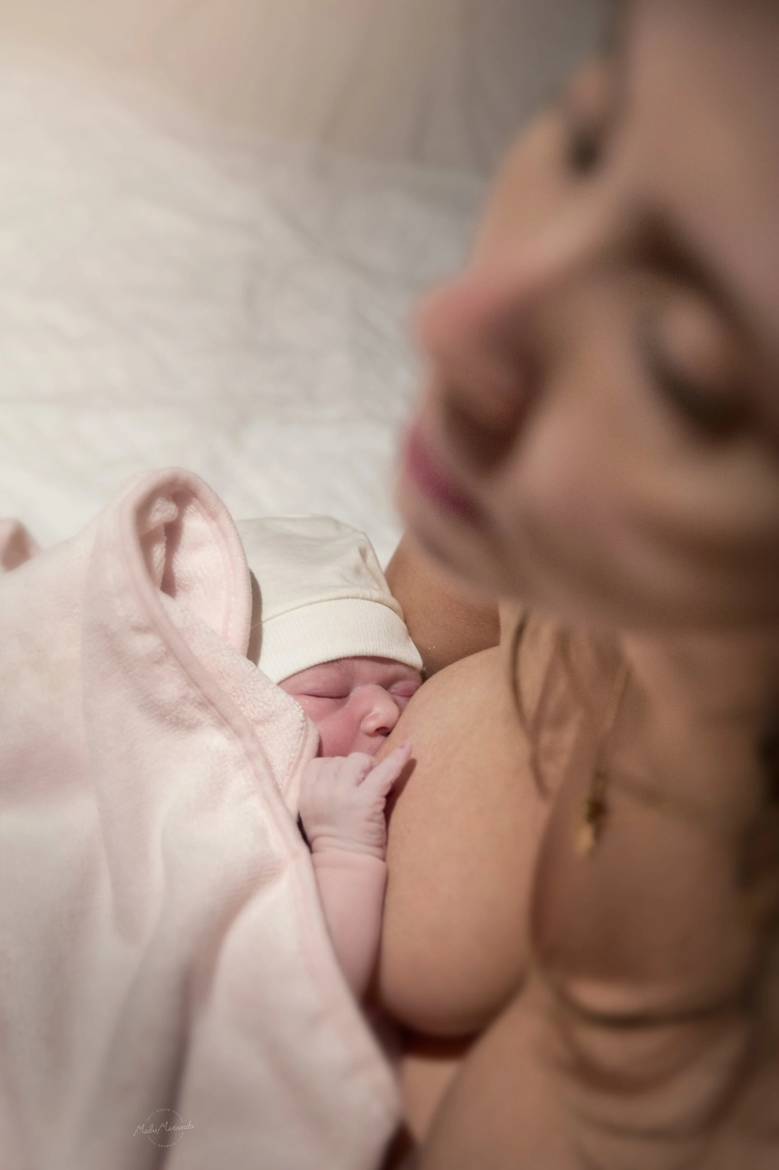 En el hogar el trabajo de parto, y el nacimiento recuperan su carácter profundamente humano. Allí los deseos de mamá se convierten en la única razón de ser de todos aquellos que la apoyan