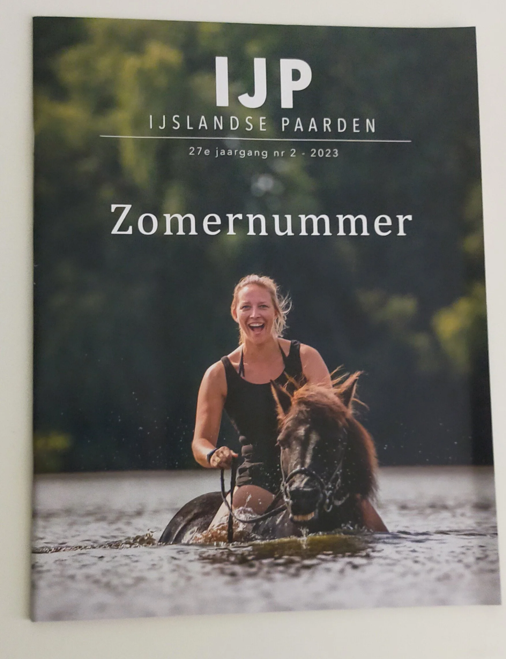 IJPMagazinenr2-2023-JeanettezwemtIJslandspaardBlettaVeendam-IrisvanVelzenFotografie.jpg
