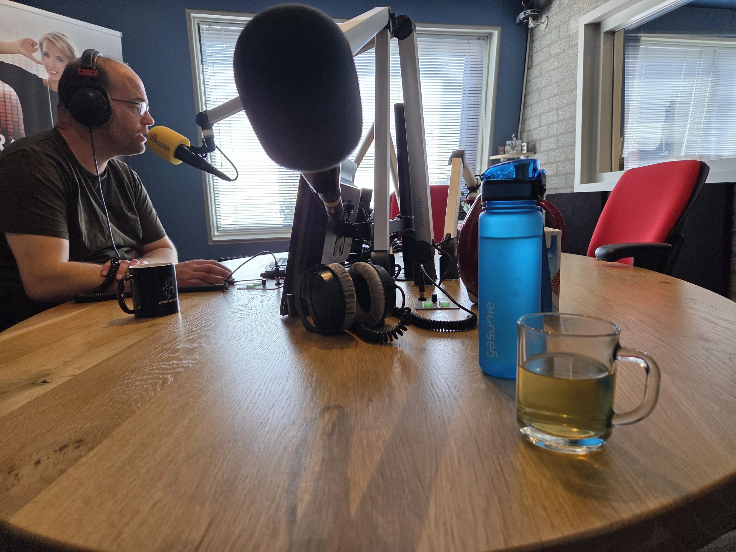 RadioWesterwoldeapril2026InterviewDierenfotograafIrisvanVelzenBrunchroomJanAssema.jpg