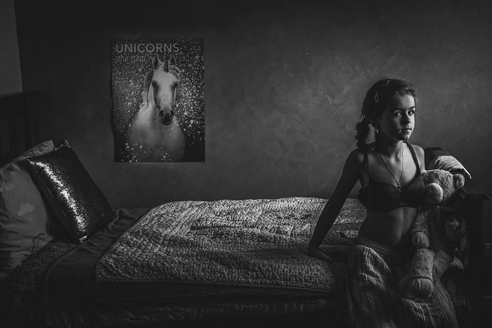 Between: a photographers daughter documented in portraits