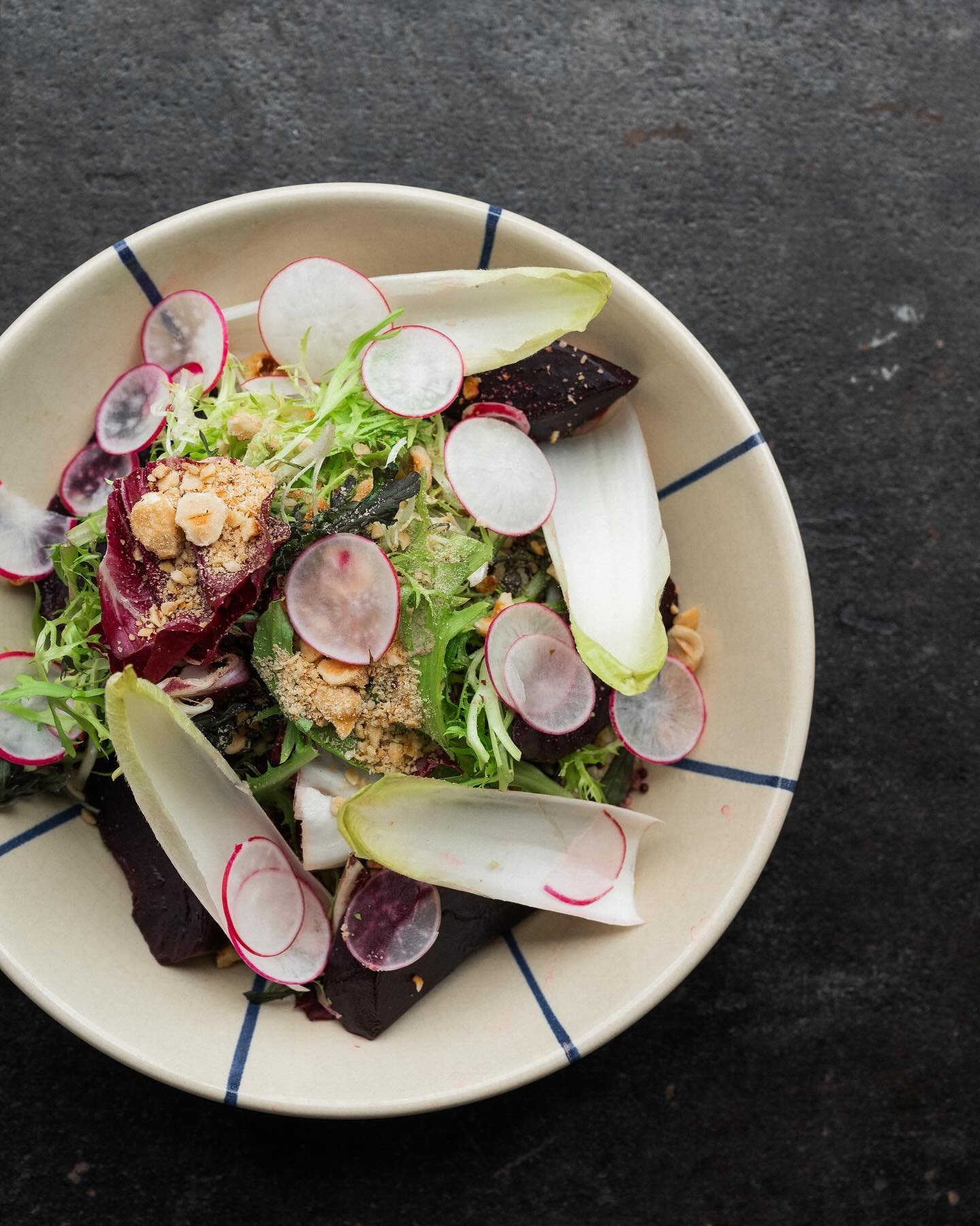 BEETROOT SALAD 🥗
with beetroot, radicchio, chicory, hazelnut, yoghurt, garden greens, bulgur, quinoa, lentils, cherry dressing bread. 

Lunchtime for all your healthy souls!

OPEN 7/7 - ALL DAY EATERY
📍Grand Central - Rue Belliard 190 - 1040 Brusse