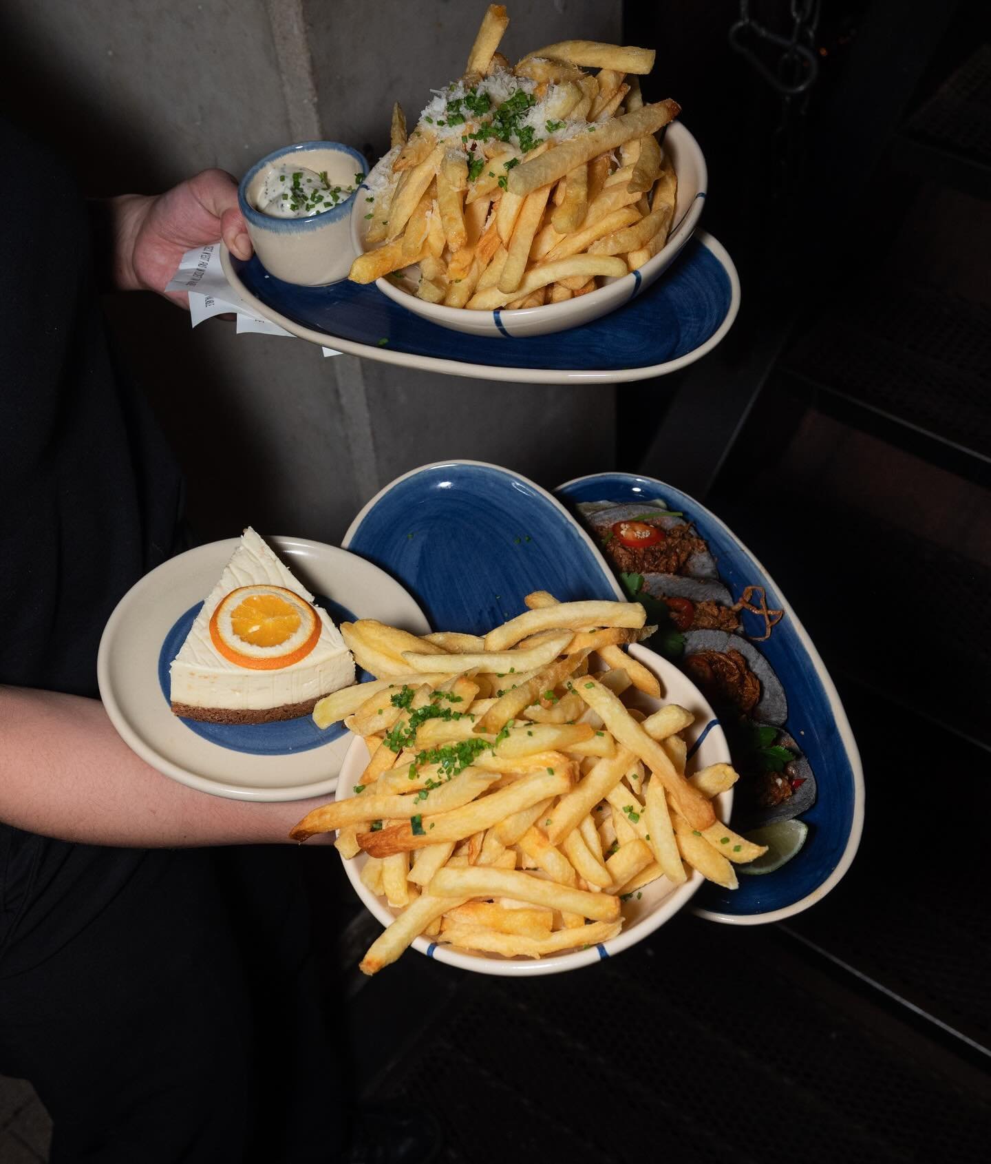 Serving super good food to please all your senses. 
Who&rsquo;s joining today? 🔥

📍 Grand Central - Rue Belliard 190 - 1040 Bruxelles

#GrandCentral #AfterworkBrussels #Bites #Fries