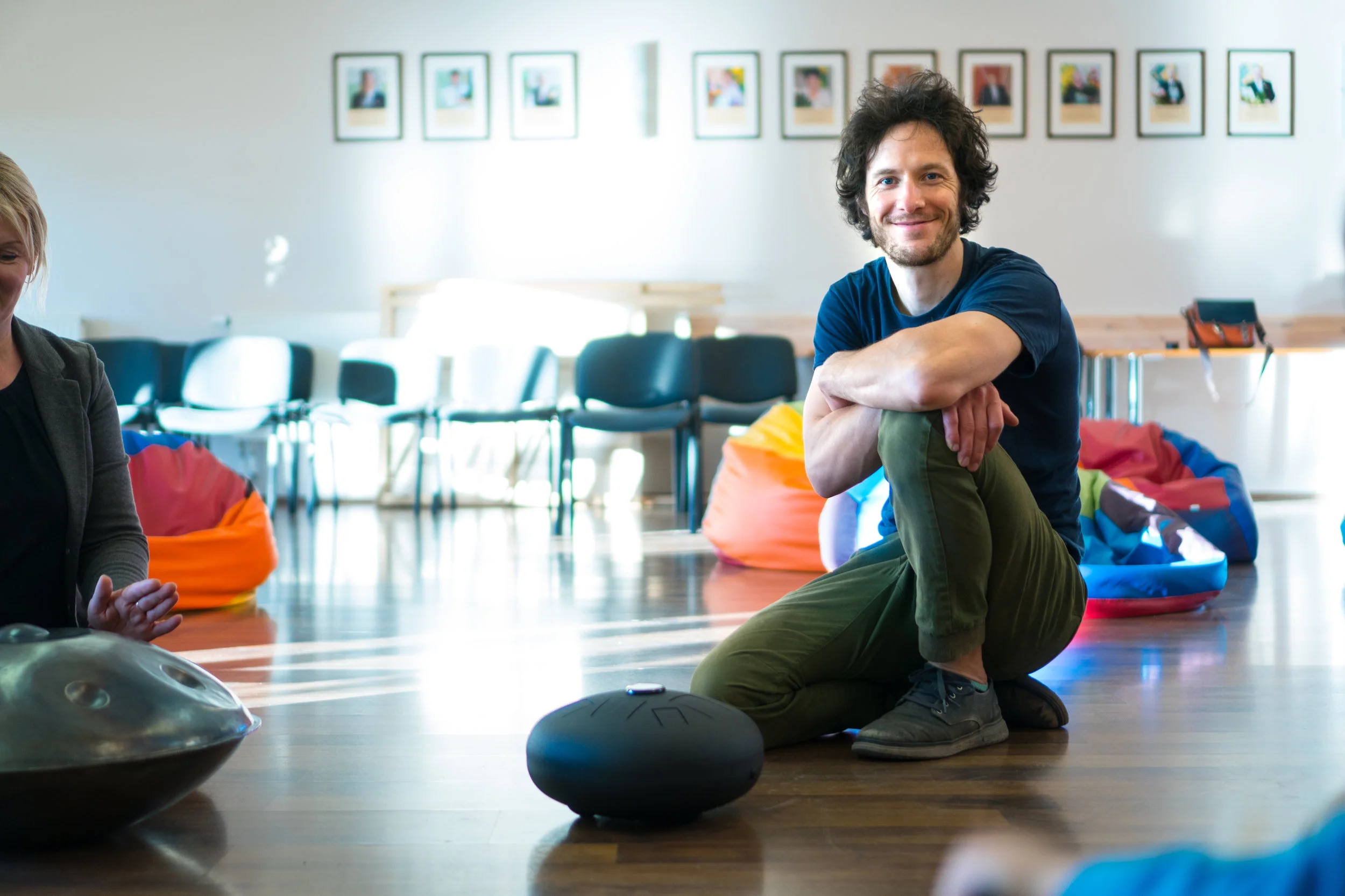 It’s not only children who have fun with the handpans, grown-ups are also discovering their inner child! Learning a balanced way to play requires the relaxation of the body and mind. Learning to relax some muscles while using the others builds body-awareness and is a prerequisite to balance and flexibility on the phycial, mental and emotional plane. Mastering this, in turn, leads to CONFIDENCE!