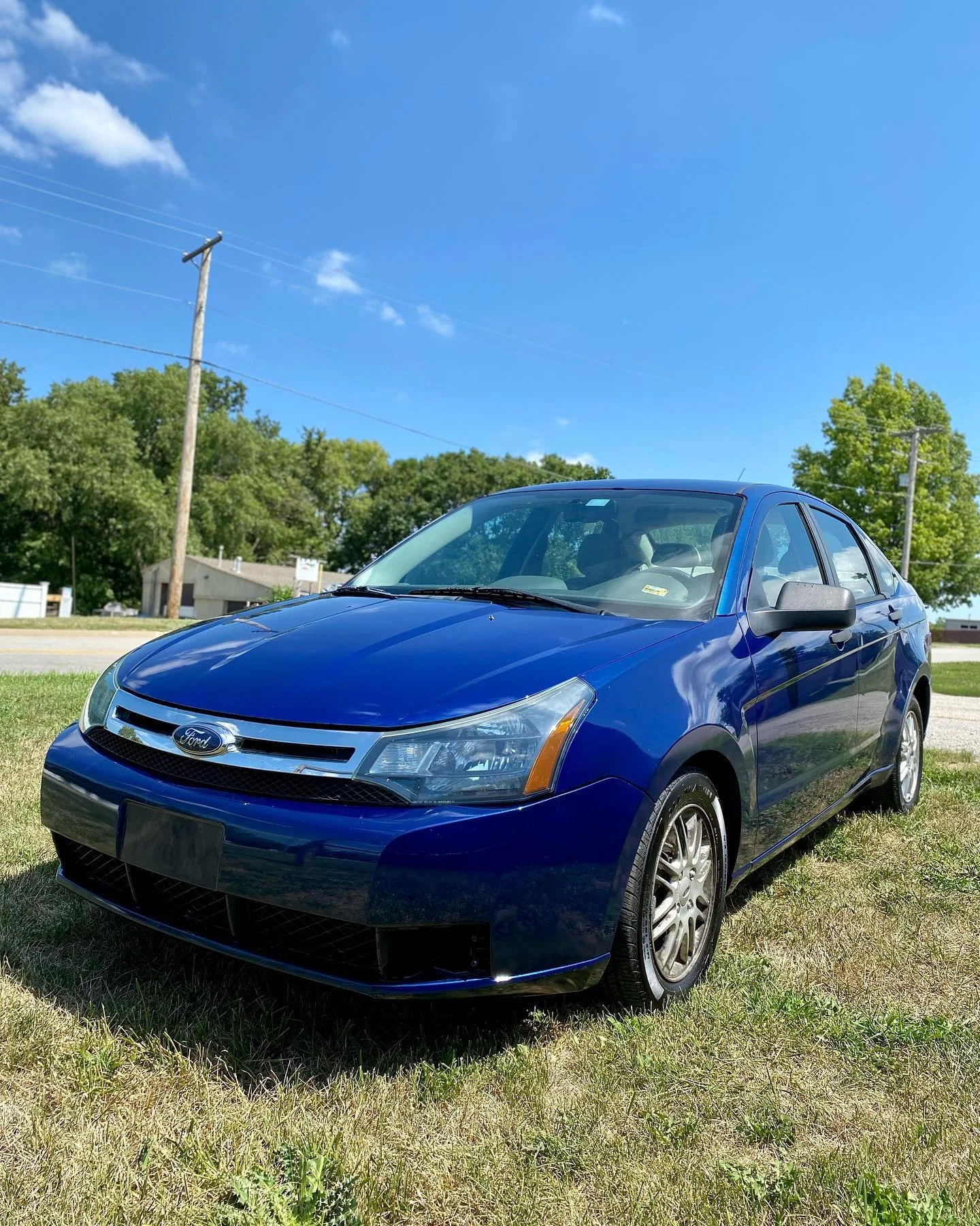 SOLD‼️Beautiful 2009 Ford Focus with nice features, Heat/AC, Electric windows and mirrors, 5 seated car.
Makes a great car for a college student. Well maintained vehicle overall. 
Comes with a 30 day tag. 
*Clean title* 
118k miles 
$4,850
Contact if