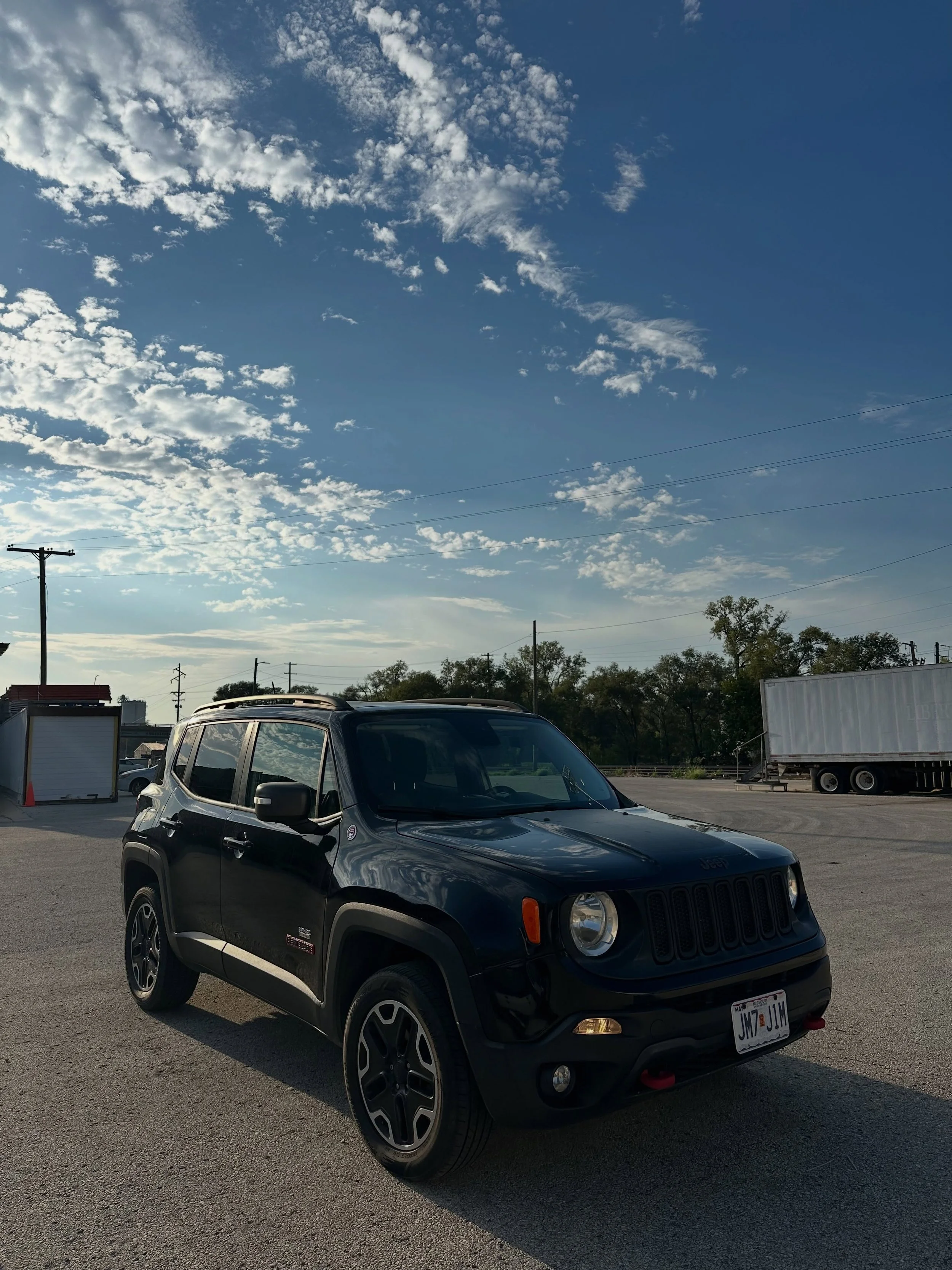 🚗 2016 JEEP RENEGADE TRAILHAWK 
🛞4x4 new wheels 
⚡️NEW battery 
📍138,385 miles
🆕 NEW engine and transmission mounts 
☀️ Sun roof is removable for adventures 
💰Priced at $10,850
Contact us at 816-602-7891 
Link in bio
View details: https://www.ar
