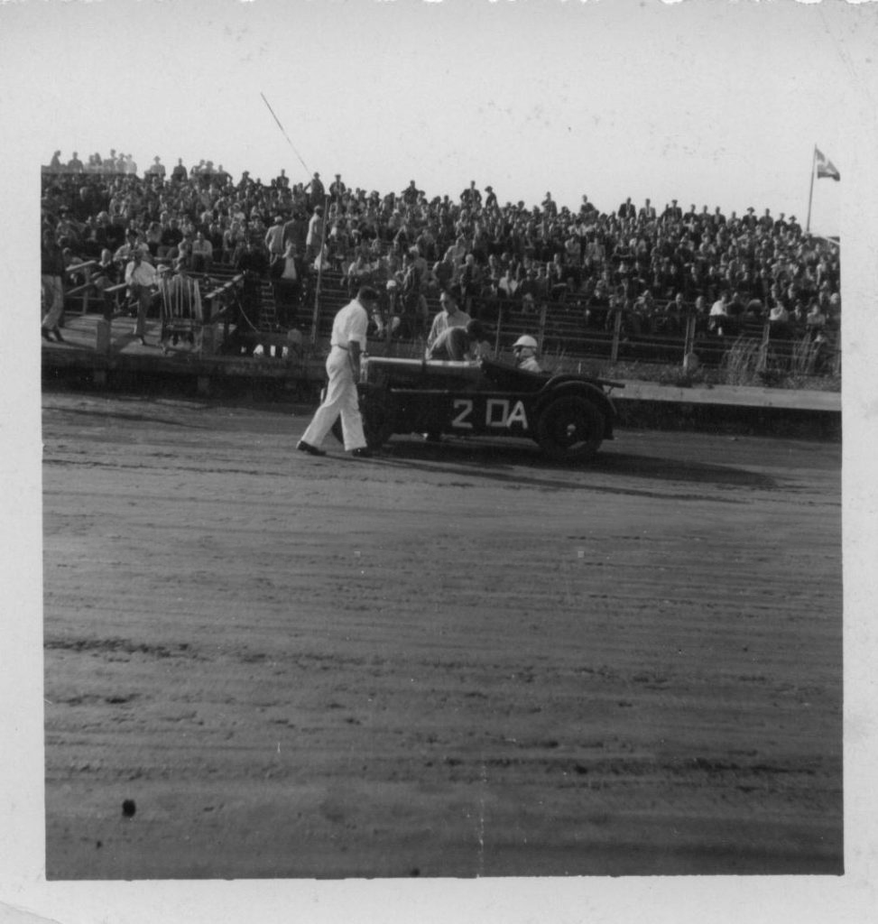 J4005 competing at Langhorne Speedway, 1948
