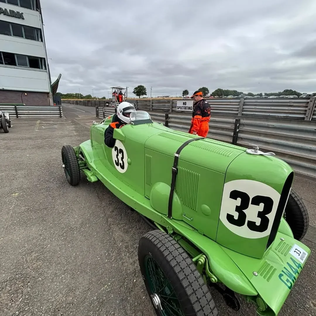 A brilliant day @thevscc Mallory Park and my first time racing on track with the newly restored by @i.s.polson 1931 Talbot AV105 single seater since its debut at Prescott earlier this month.

The car was an absolute joy to drive around one of my favo