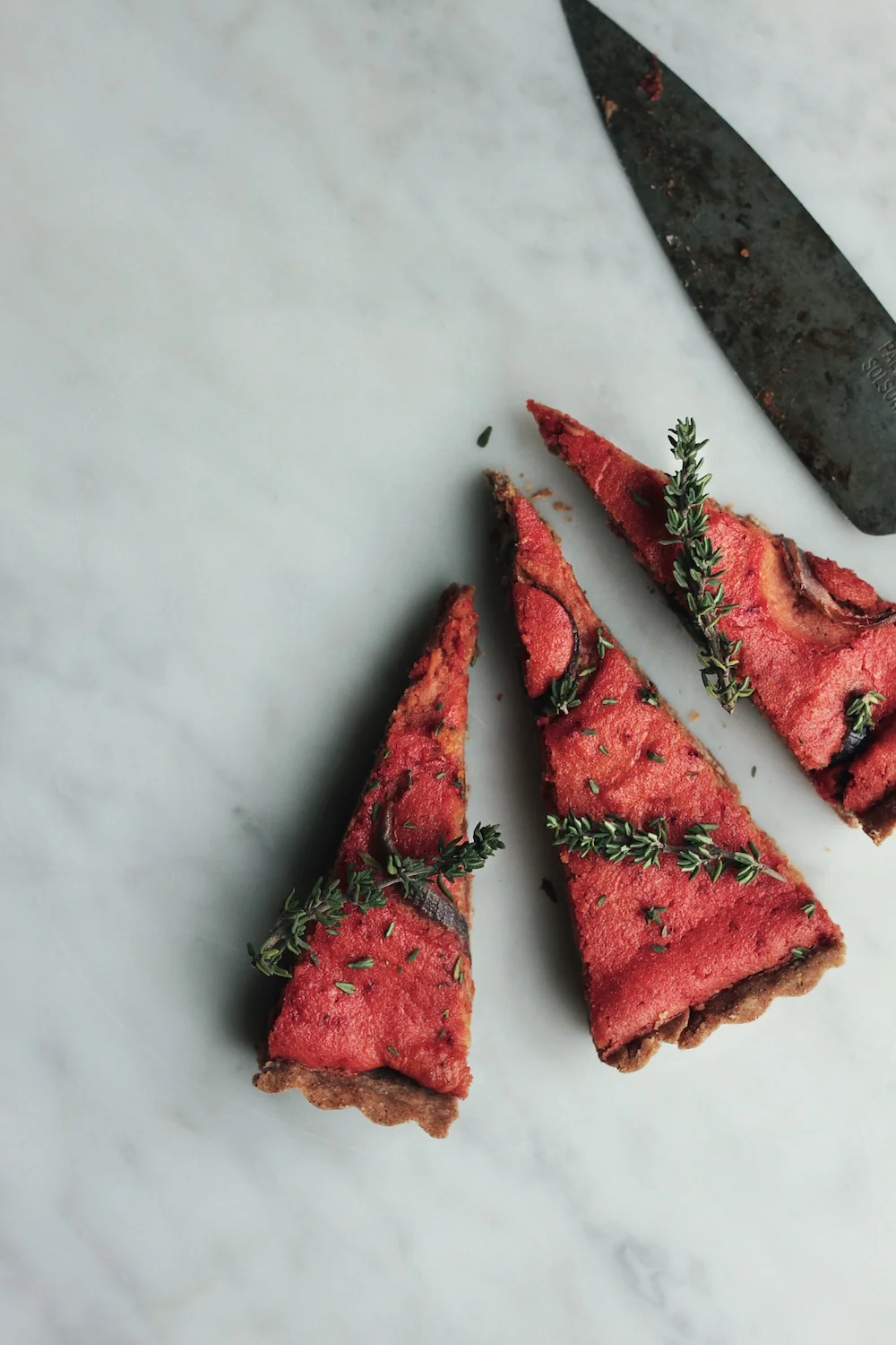 Vegan beetroot quiche with red onion