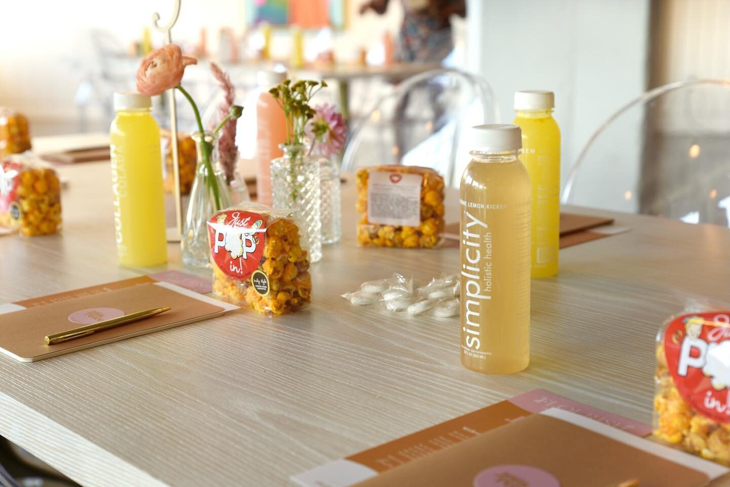 Our repeat 🔁 supporters at @justpopin and @simplicityjuice kept us tastefully filled and beautifully hydrated all day at @flourishindy! We are so grateful for you + all you do for our community. 🍿🥤 🩷 We spy @wispywillowflowerfarm flowers on the t