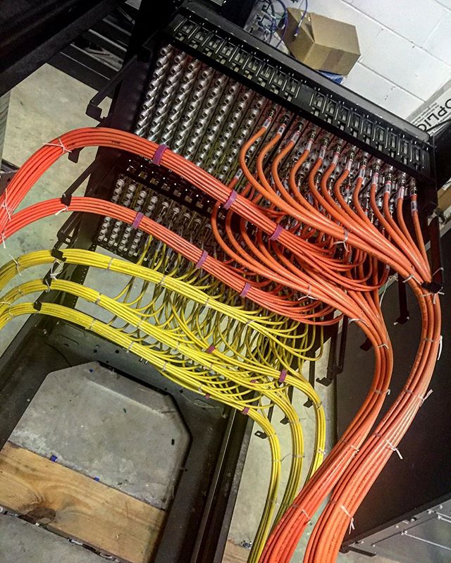 CMTS 24 service group build @combining pt2
#fiberoptics #fiberoptics #casasystem #cat5 #cat6 #cisco #fiberoptics#hec2#rx#tx#menatwork#cableporn#cableart#downstream#upstream#hub#data#datacenter