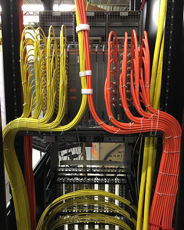 40 sg pre wired casa system
#structureWiring #broadband #datacenter #Networking #cableporn#headend#hec2#minicoax#downstream#upstream#menatwork#ittakesskill#cisco#arris#hub