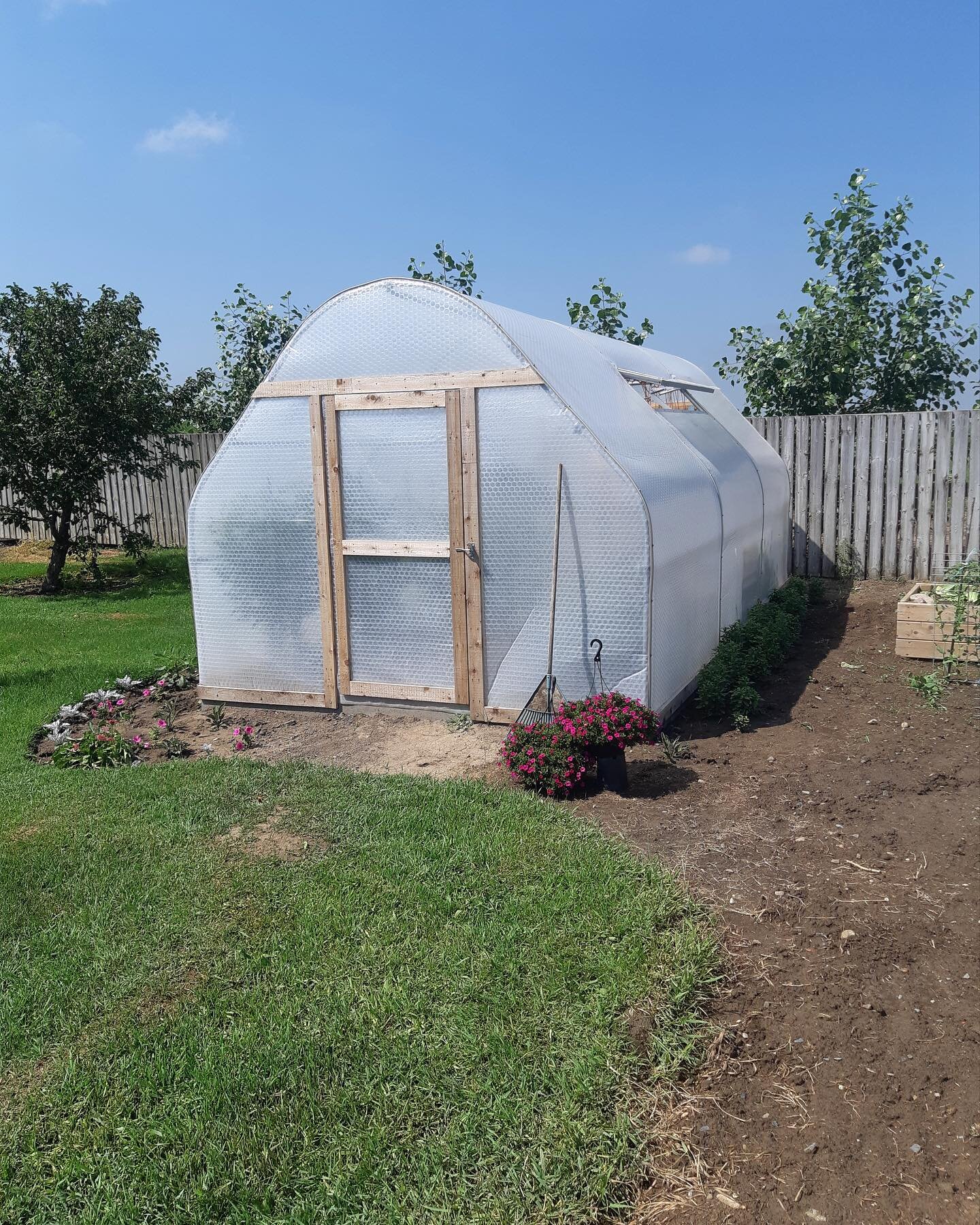 Lovely photos of a 3-bay GT greenhouse with SolaWrap sent from a client in Alberta! 
🌱💚